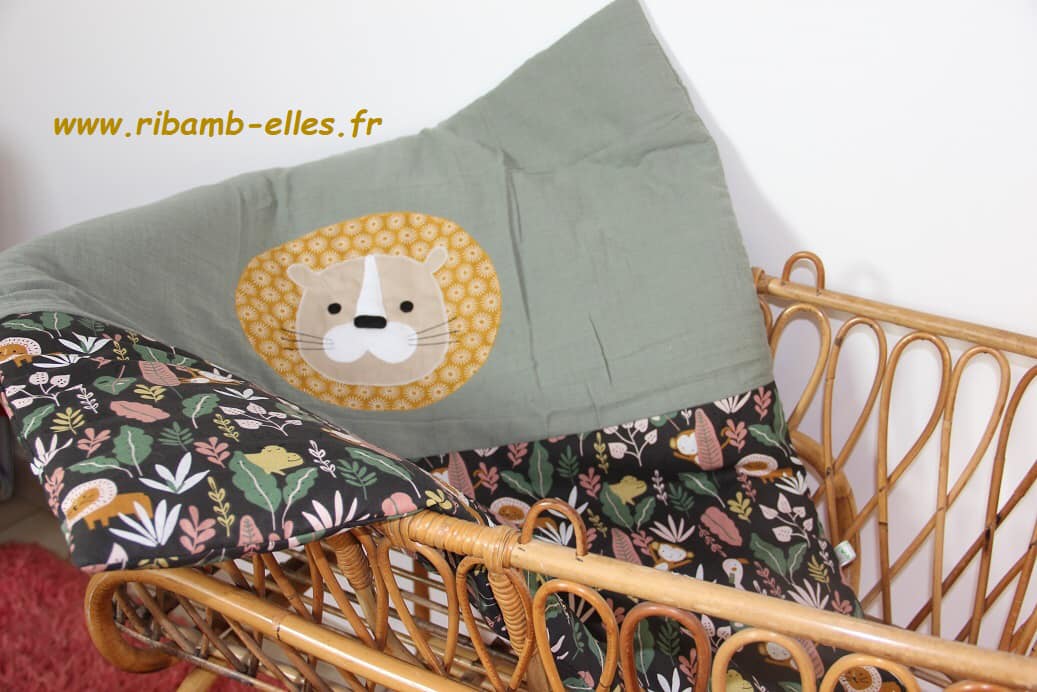 couverture bébé fait main thème lion tons kaki et moutarde