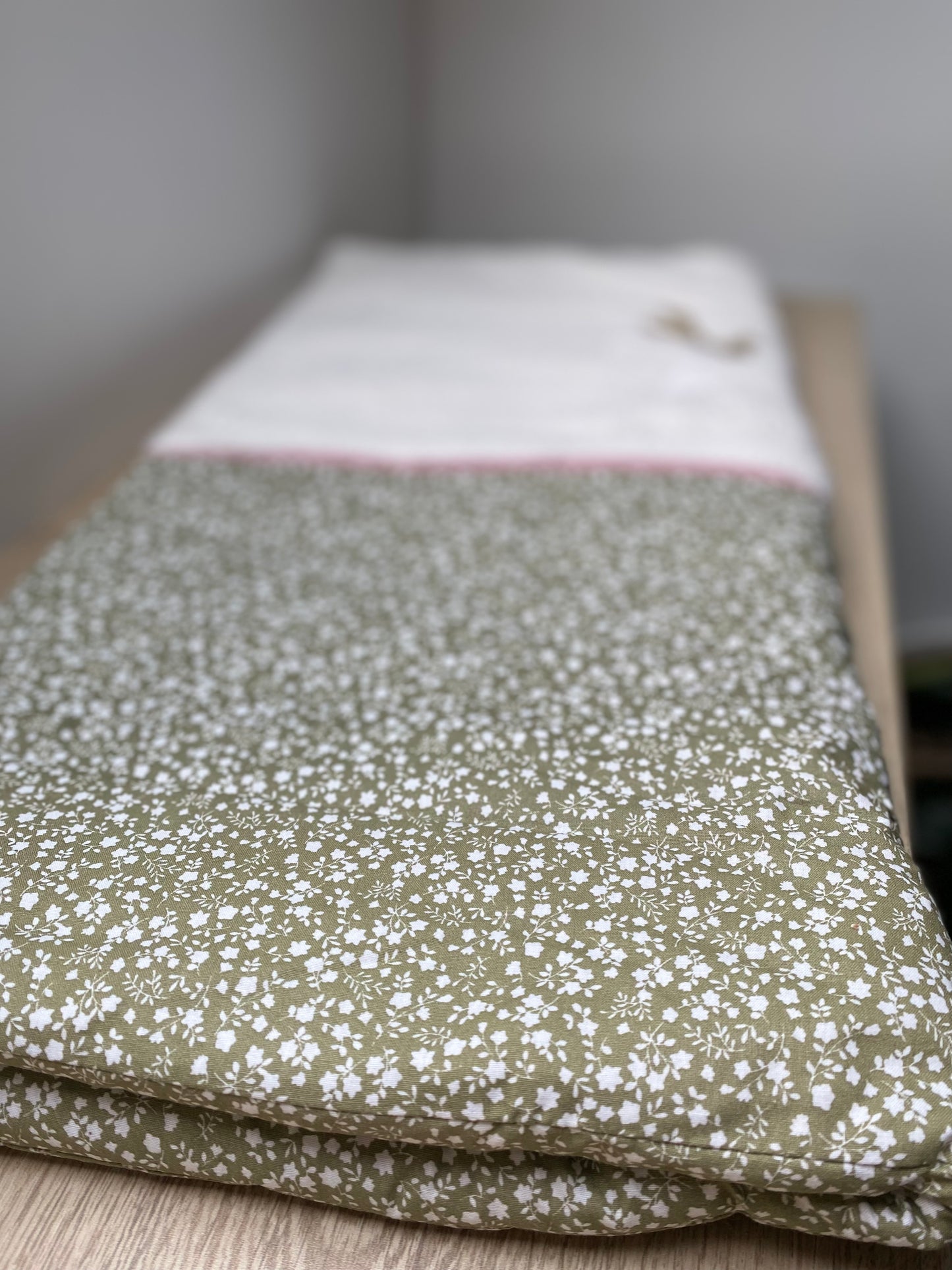 couverture bébé fait main petit cerf pour poussette vert sauge et vieux rose vue2