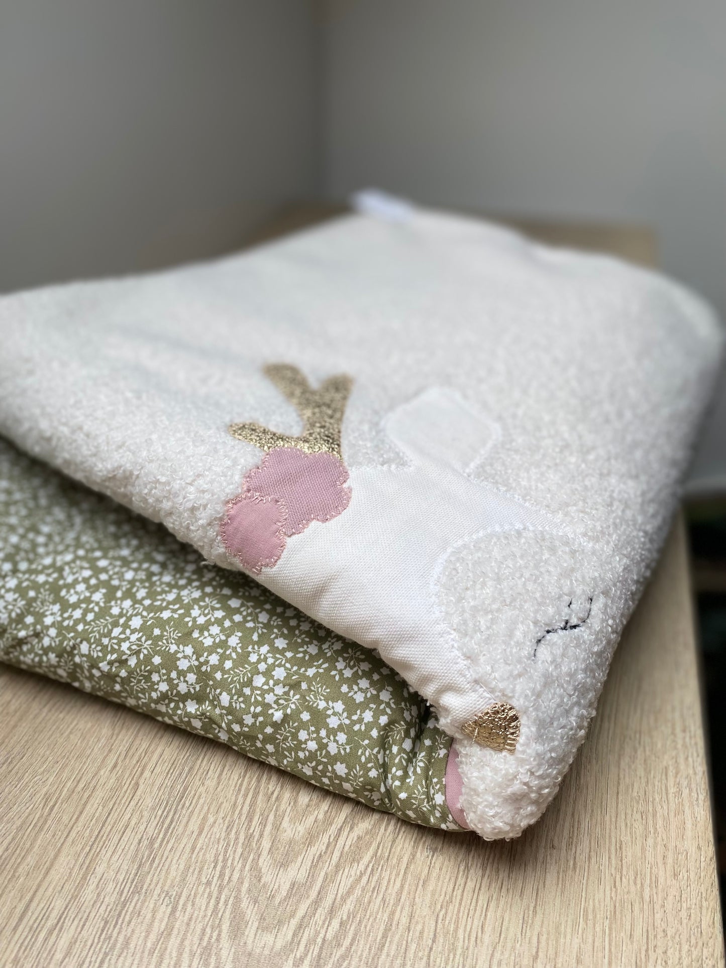 couverture bébé fait main petit cerf pour poussette vert sauge et vieux rose vue3