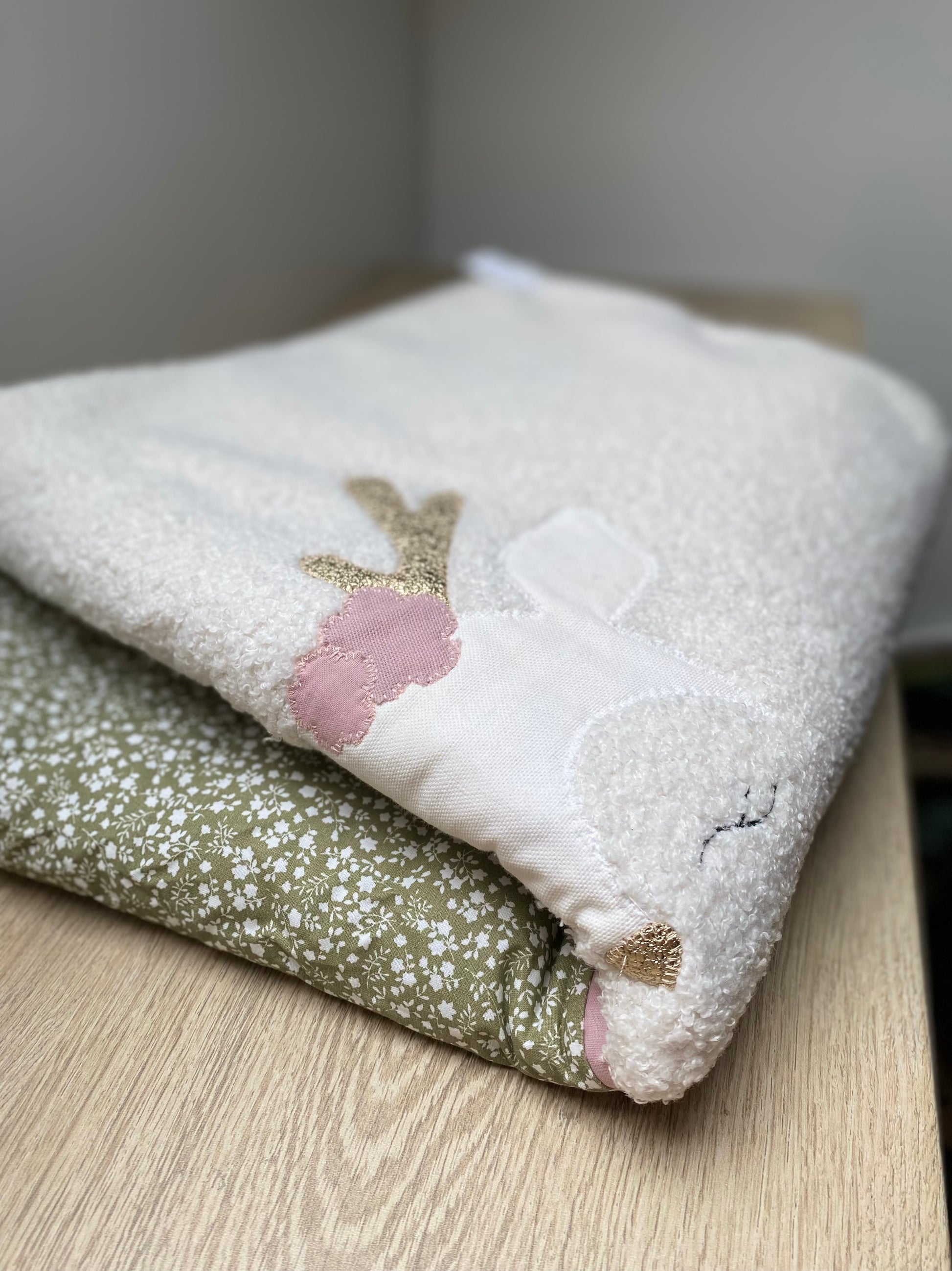 couverture bébé fait main petit cerf pour poussette vert sauge et vieux rose vue3