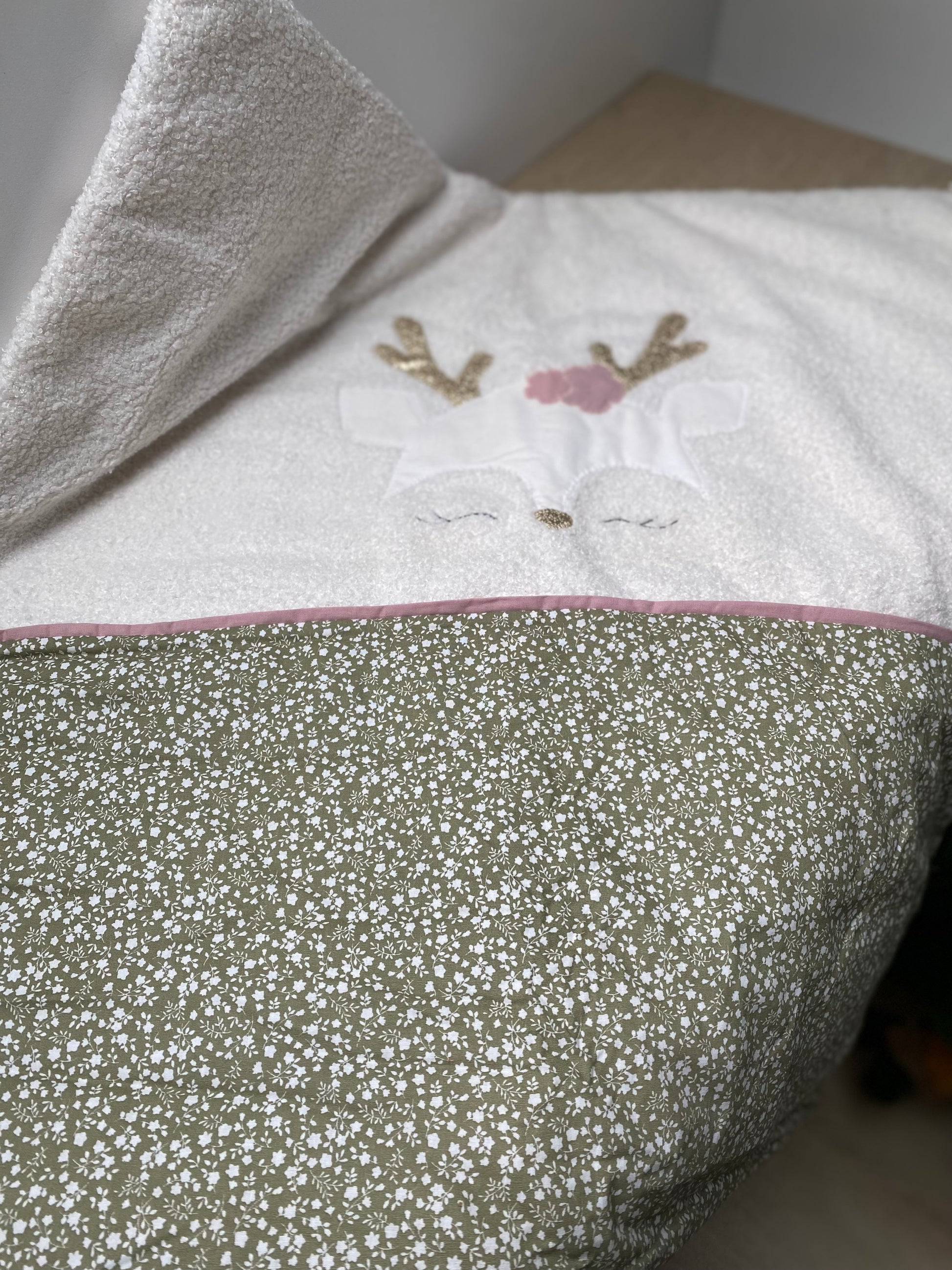 couverture bébé fait main petit cerf pour poussette vert sauge et vieux rose vue4