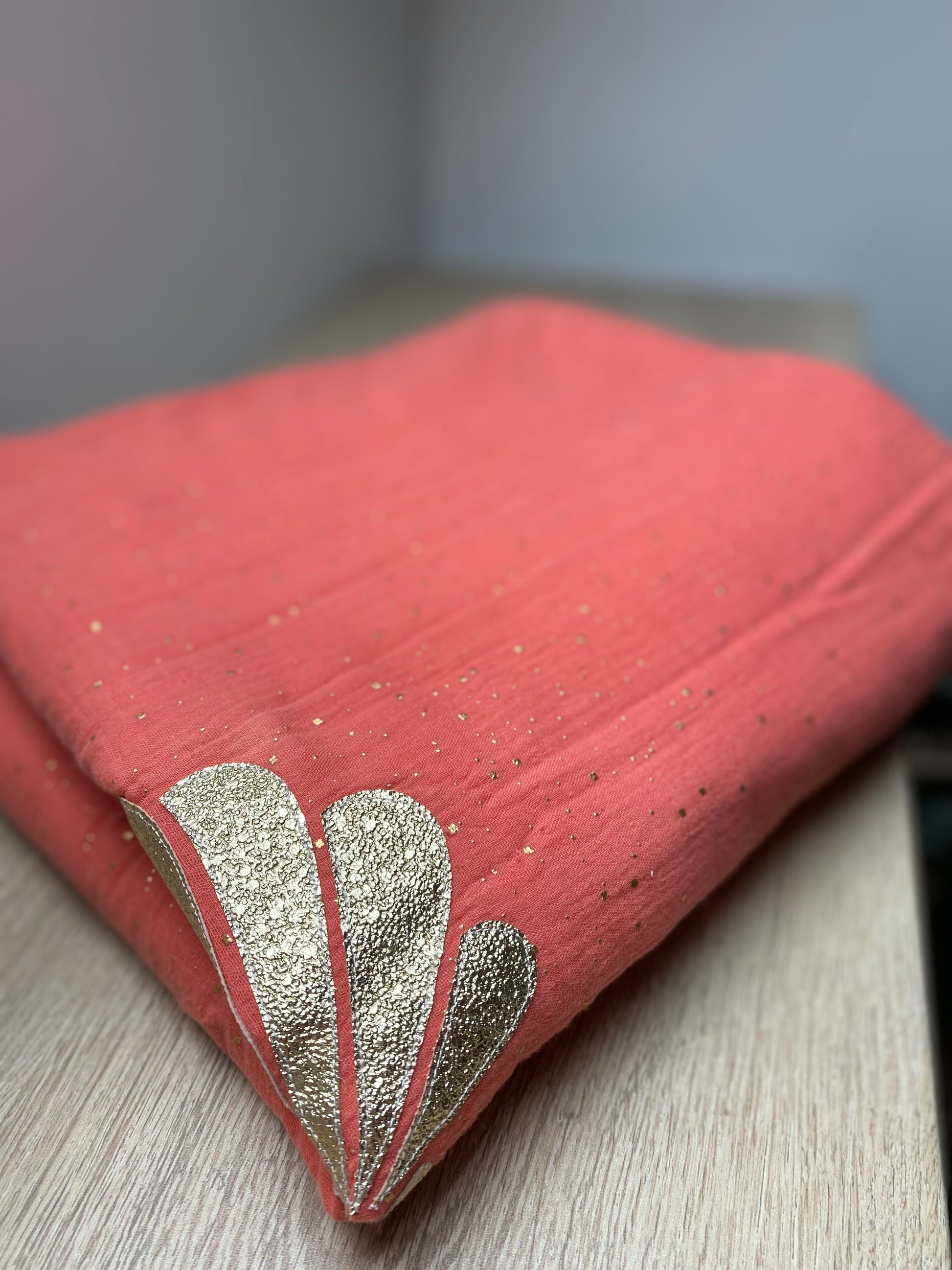 couverture bébé fait main coquillage pour poussette corail vue2