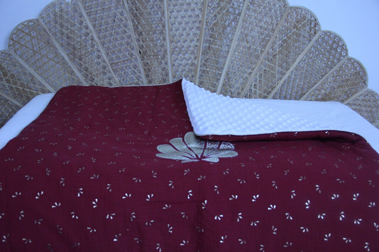 couverture bébé fait main coquillage  pour poussette grenat et or vue dépliée vue2