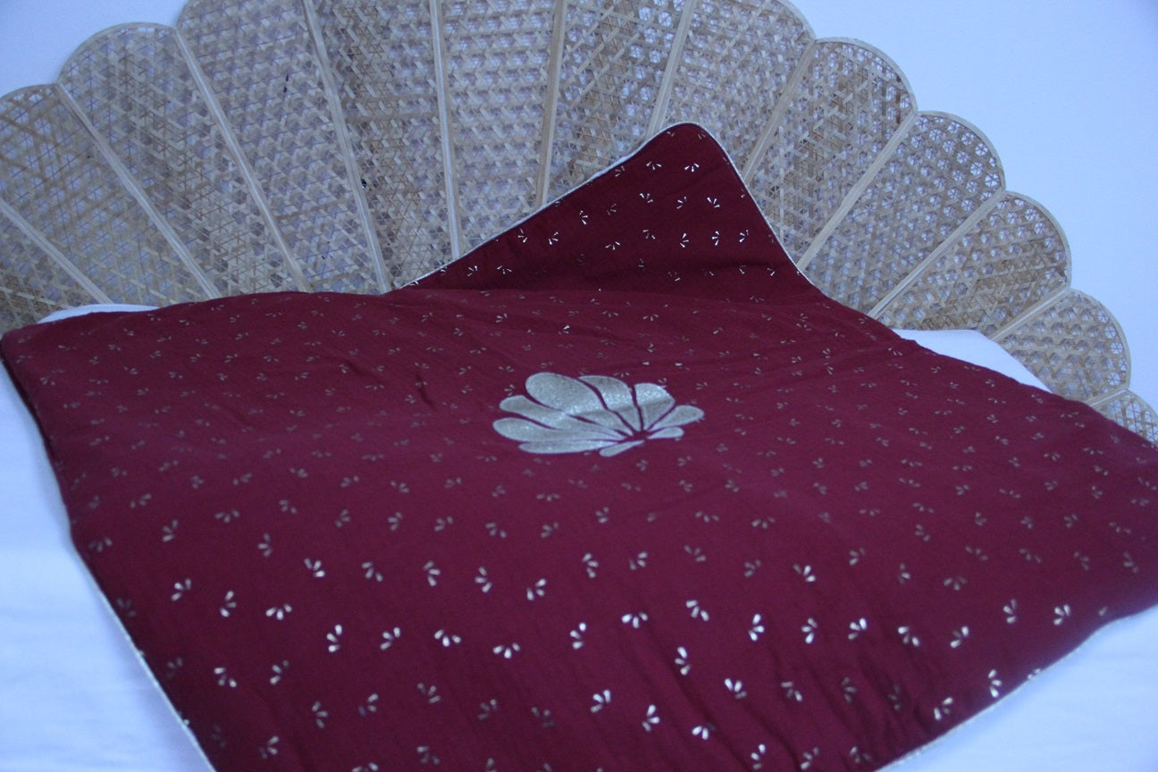 couverture bébé fait main coquillage  pour poussette grenat et or vue dépliée