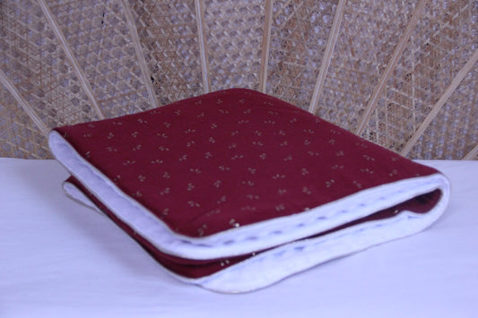 couverture bébé fait main coquillage  pour poussette grenat et or