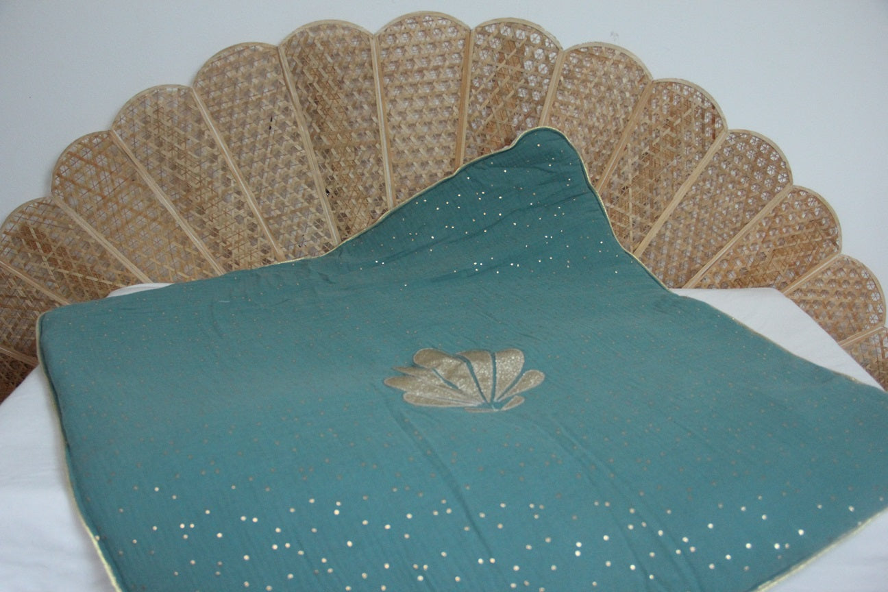 couverture bébé fait main coquillage  pour poussette vert et or vue dépliée