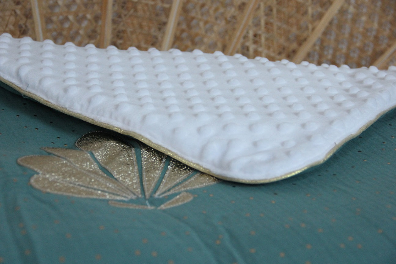 couverture bébé fait main coquillage  pour poussette vert et or vue détails