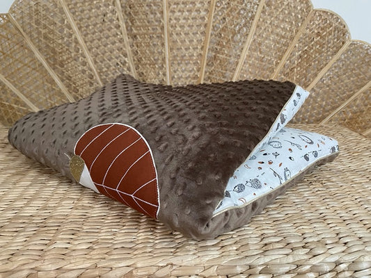couverture bébé fait main feuille pour poussette marron et crème vue1