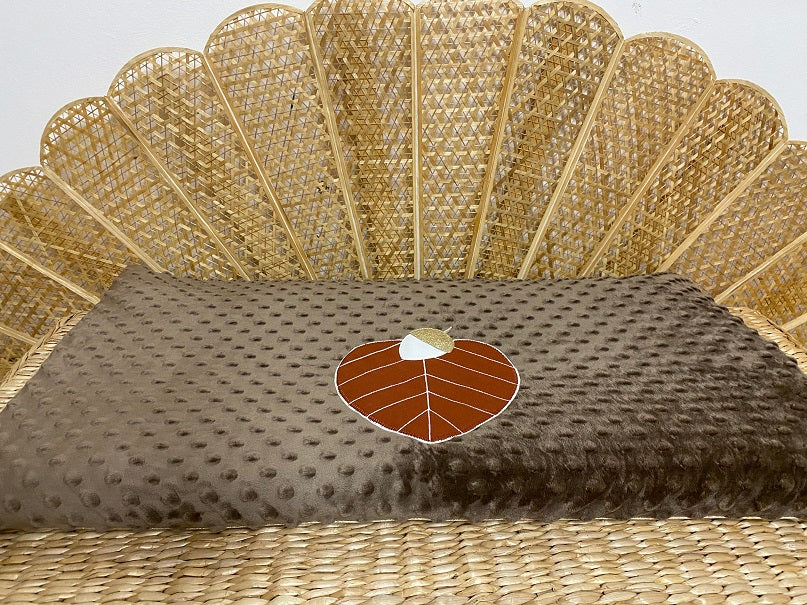 couverture bébé fait main feuille pour poussette marron et crème vue2