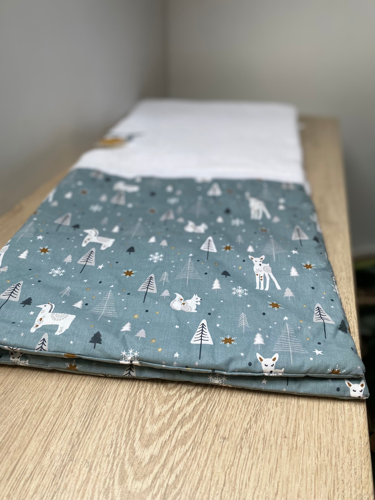 couverture bébé fait main hiboux lune pour poussette blanc et bleu vue2