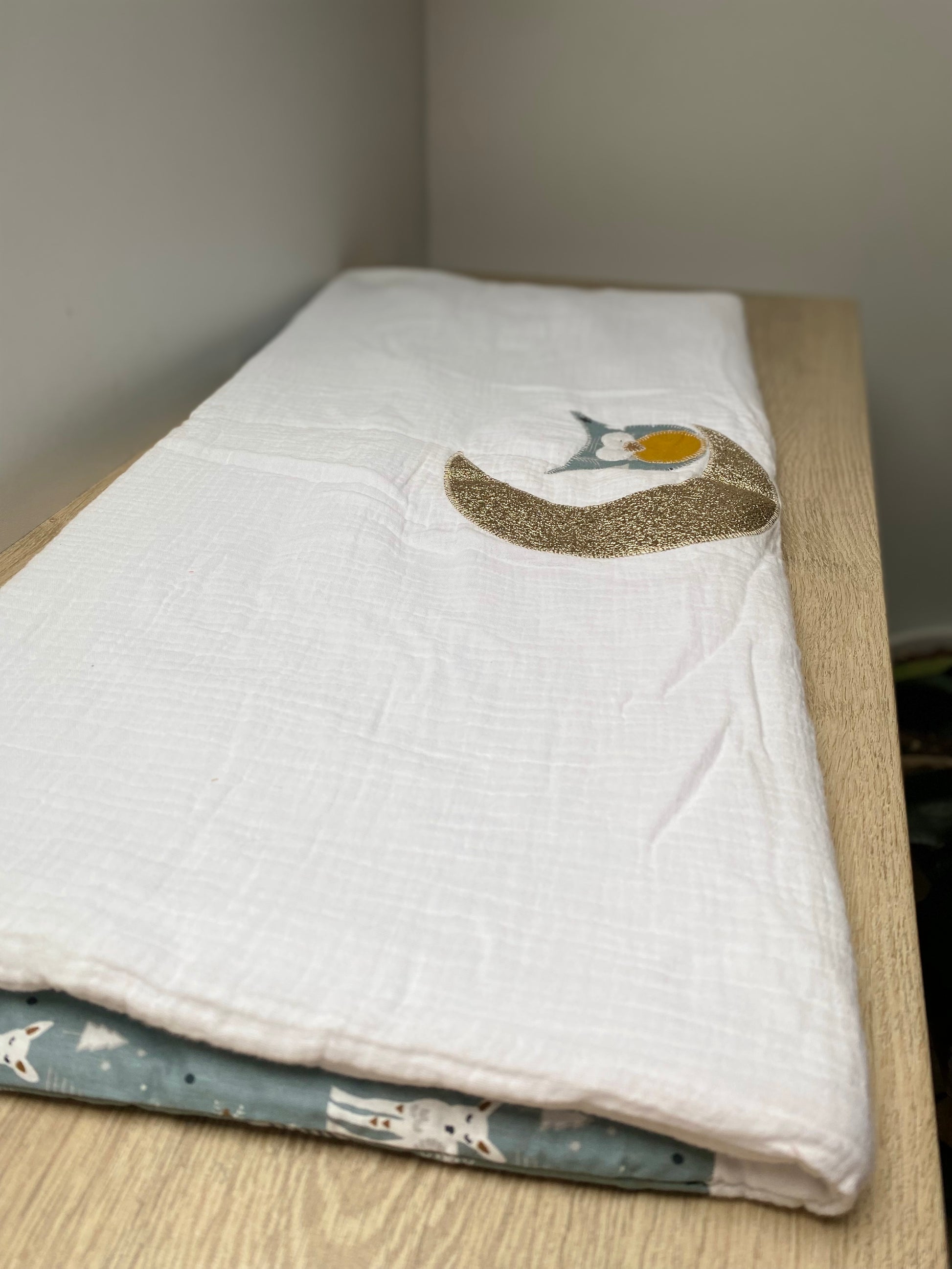 couverture bébé fait main hiboux lune pour poussette blanc et bleu vue3