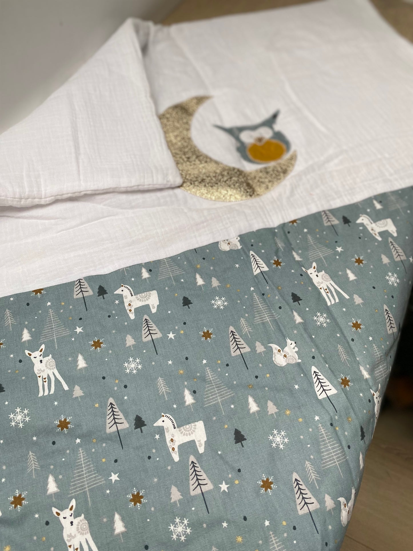 couverture bébé fait main hiboux lune pour poussette blanc et bleu vue4