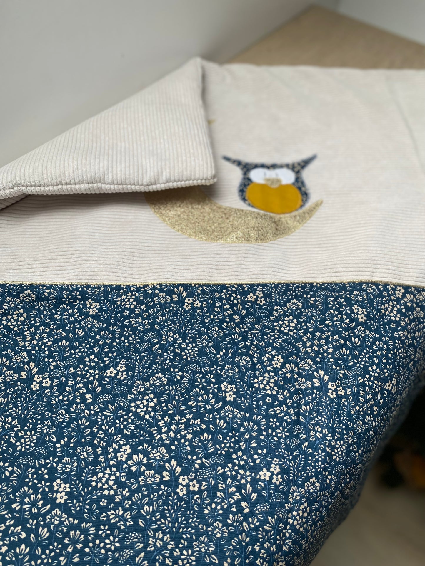 couverture bébé fait main hiboux pour poussette bleu et liberty vue dépliée