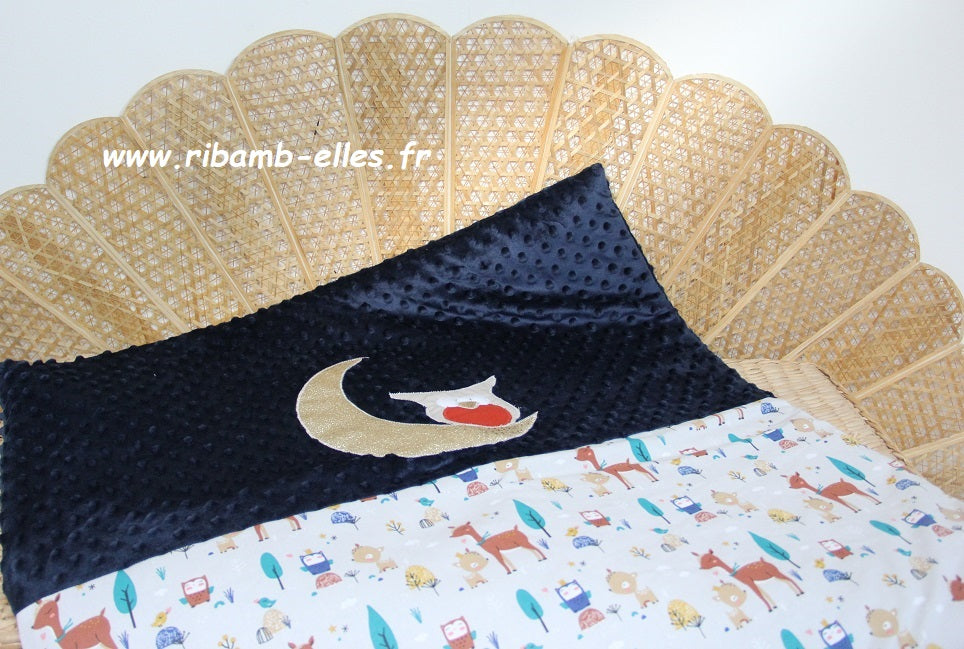 couverture bébé fait main hiboux sur lune pour poussette bleu et rouge vue dépliée