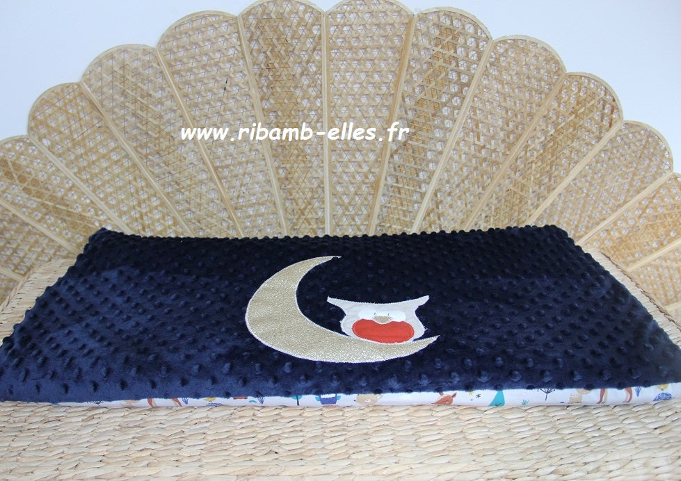 couverture bébé fait main hiboux sur lune pour poussette bleu et rouge vue détails