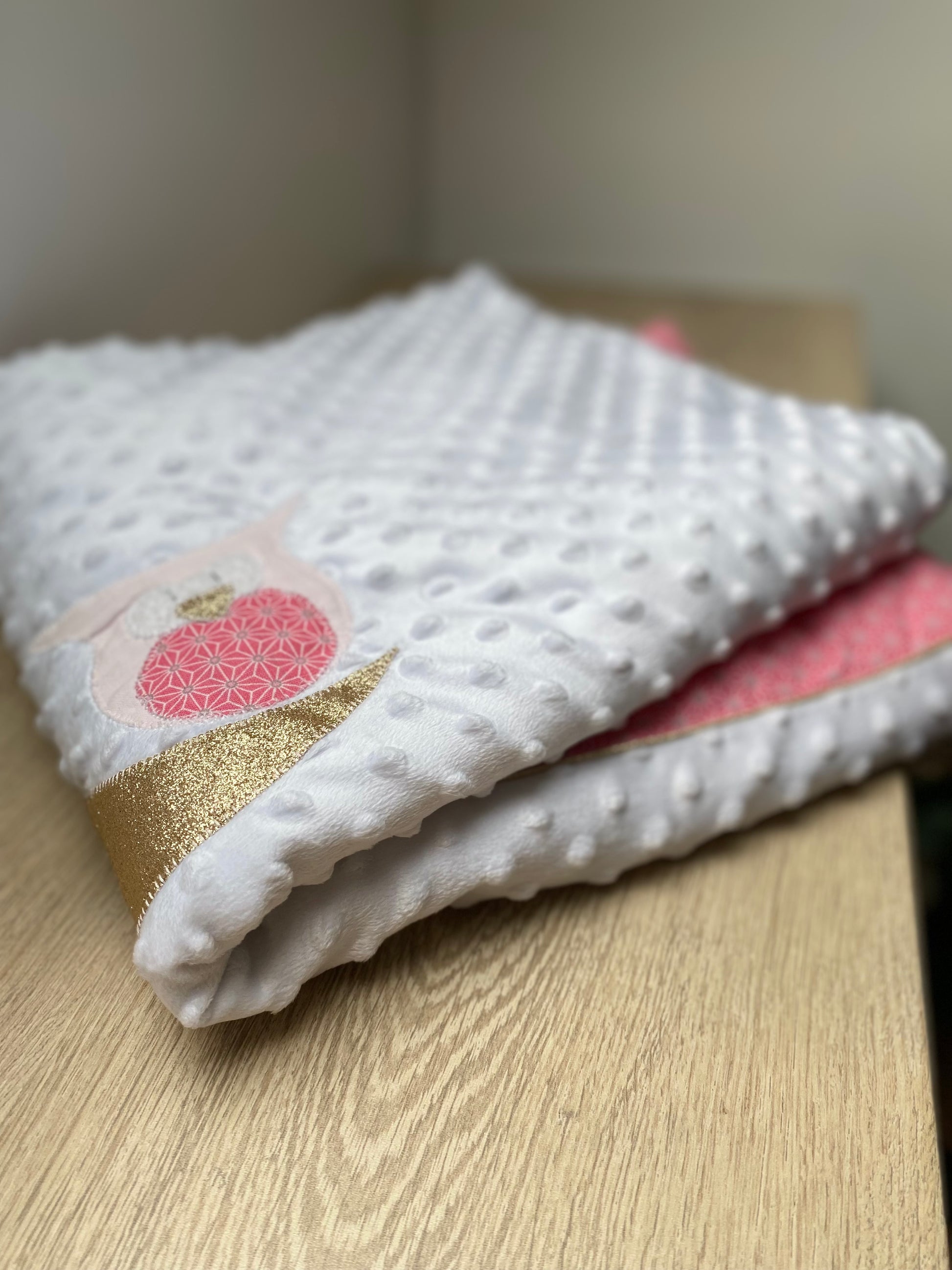 couverture bébé fait main hiboux lune pour poussette blanc et rose-vue3