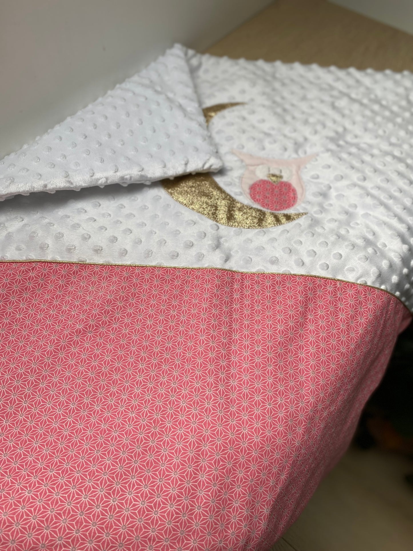 couverture bébé fait main hiboux lune pour poussette blanc et rose-vue4