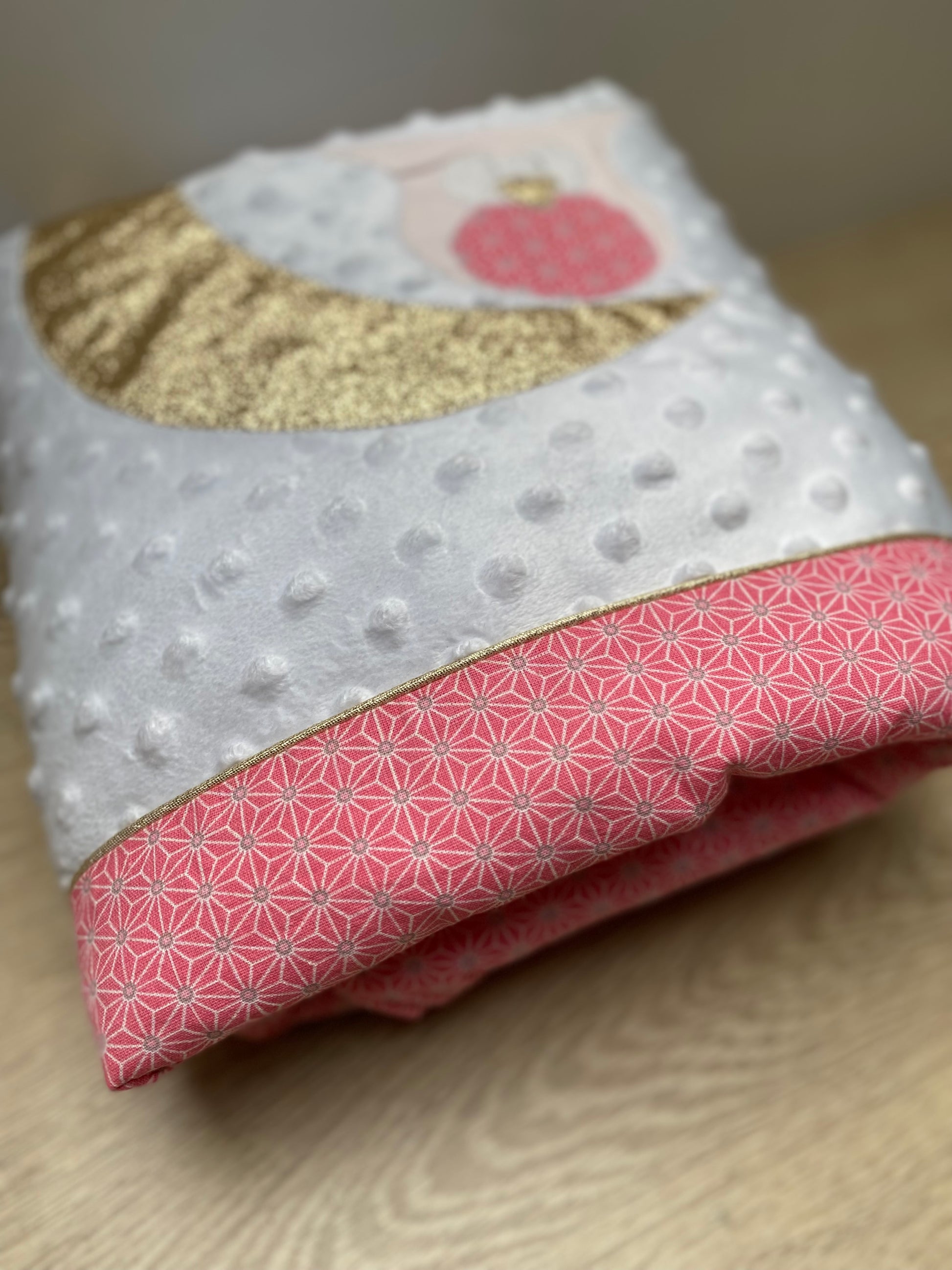 couverture bébé fait main hiboux lune pour poussette blanc et rose