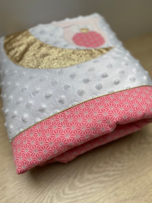 couverture bébé fait main hiboux lune pour poussette blanc et rose