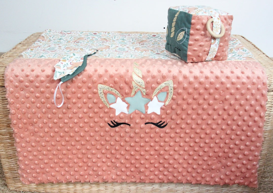 couverture bébé fait main licorne pour poussette saumon et vert vue collection