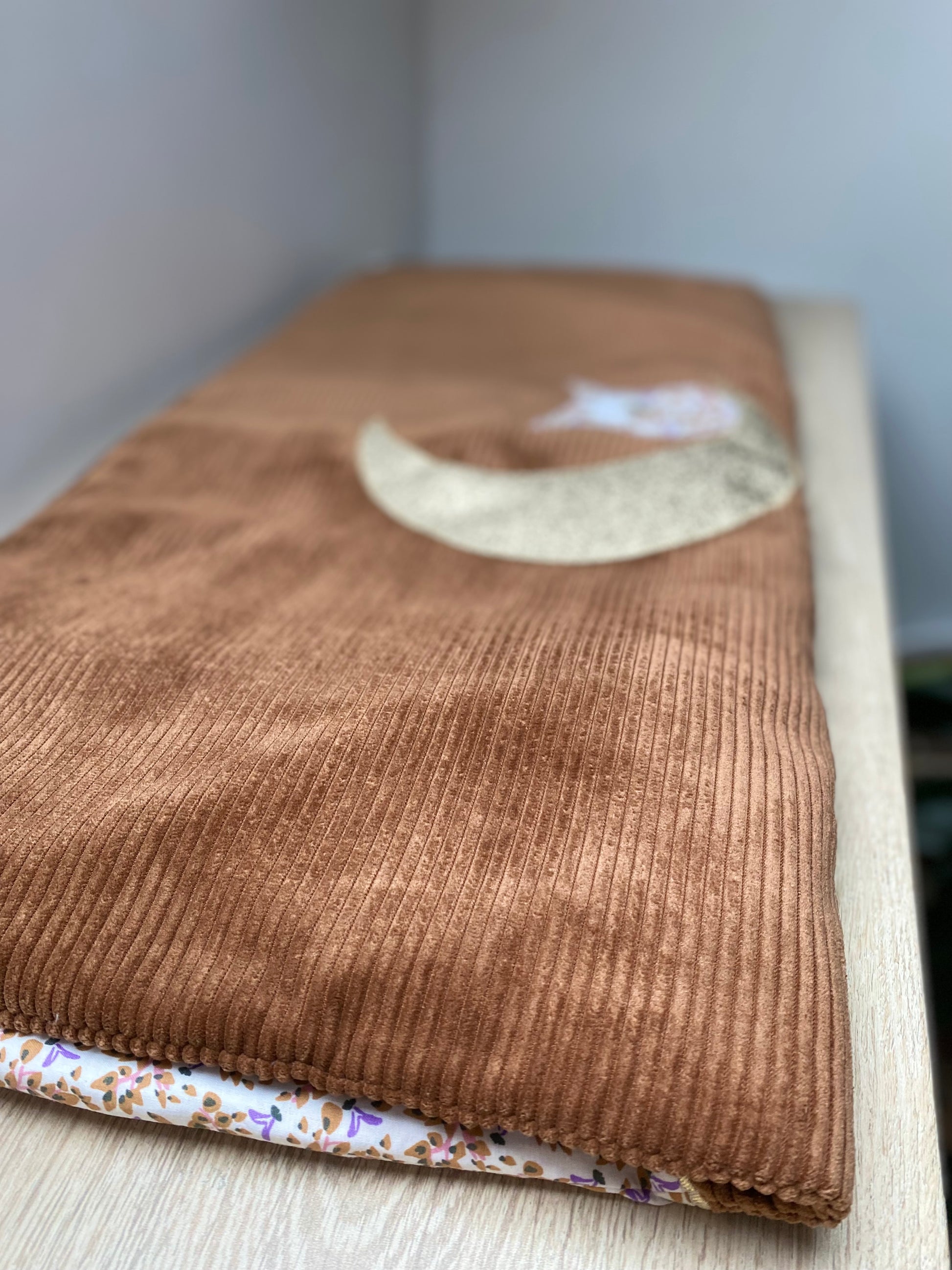 couverture bébé fait main hiboux sur lune pour poussette marron et liberty vue 1