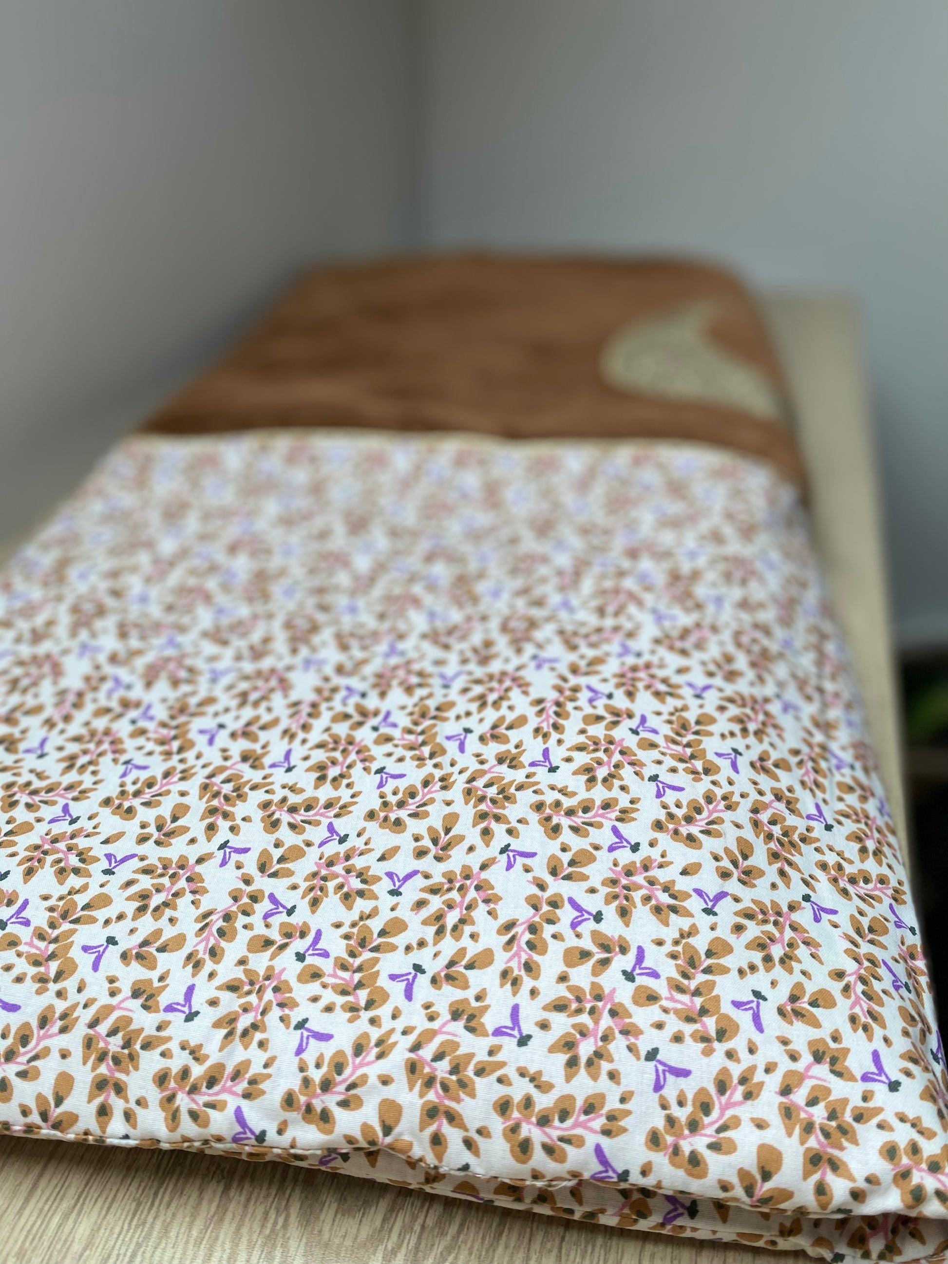 couverture bébé fait main hiboux sur lune pour poussette marron et liberty vue 2