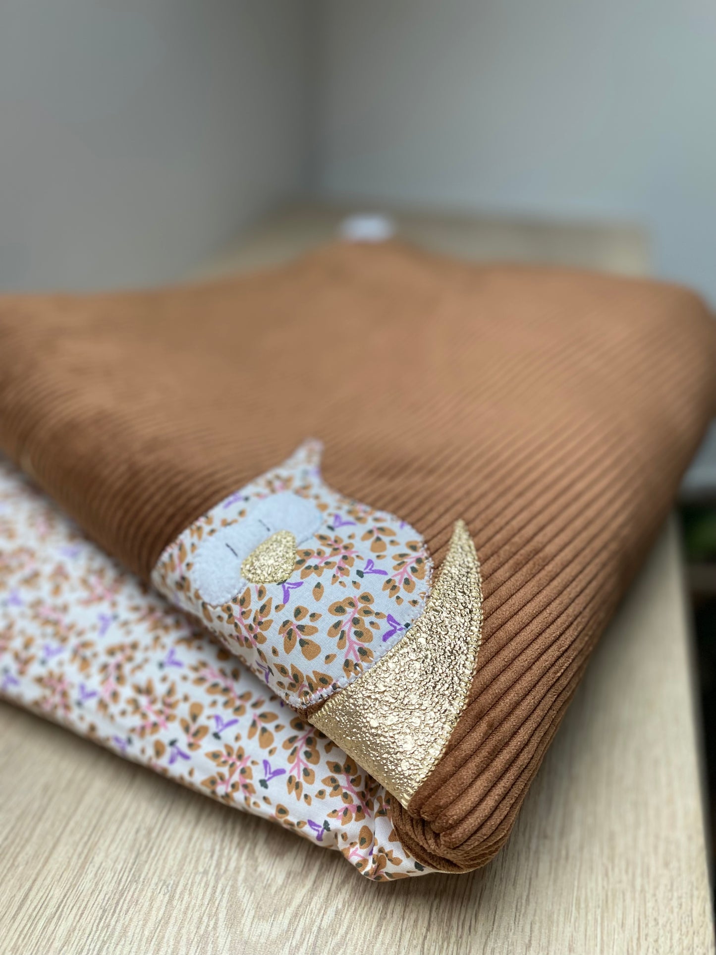 couverture bébé fait main hiboux sur lune pour poussette marron et liberty vue 3