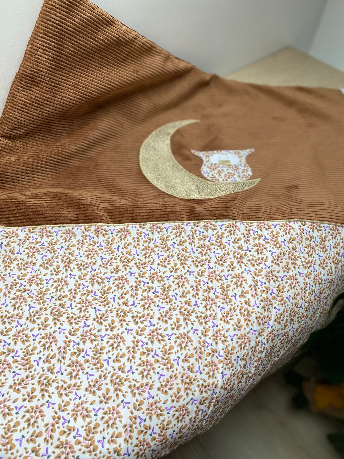 couverture bébé fait main hiboux sur lune pour poussette marron et liberty vue 4