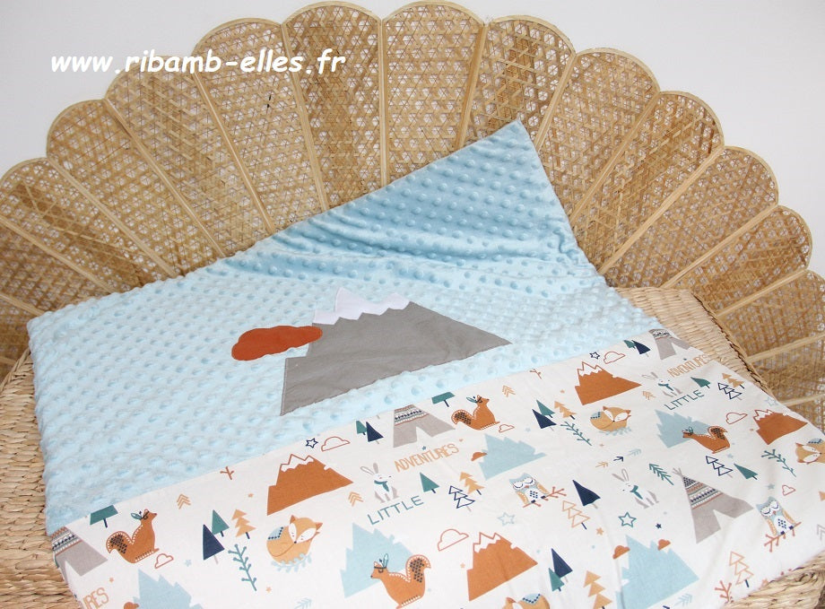 couverture bébé fait main montagne pour poussette bleu et rouille vue dépliée