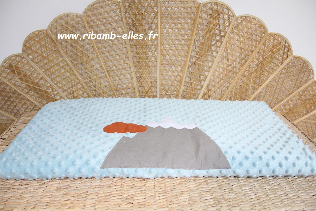couverture bébé fait main montagne pour poussette bleu et rouille vue détails