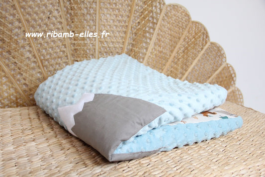 couverture bébé fait main montagne pour poussette bleu et rouille