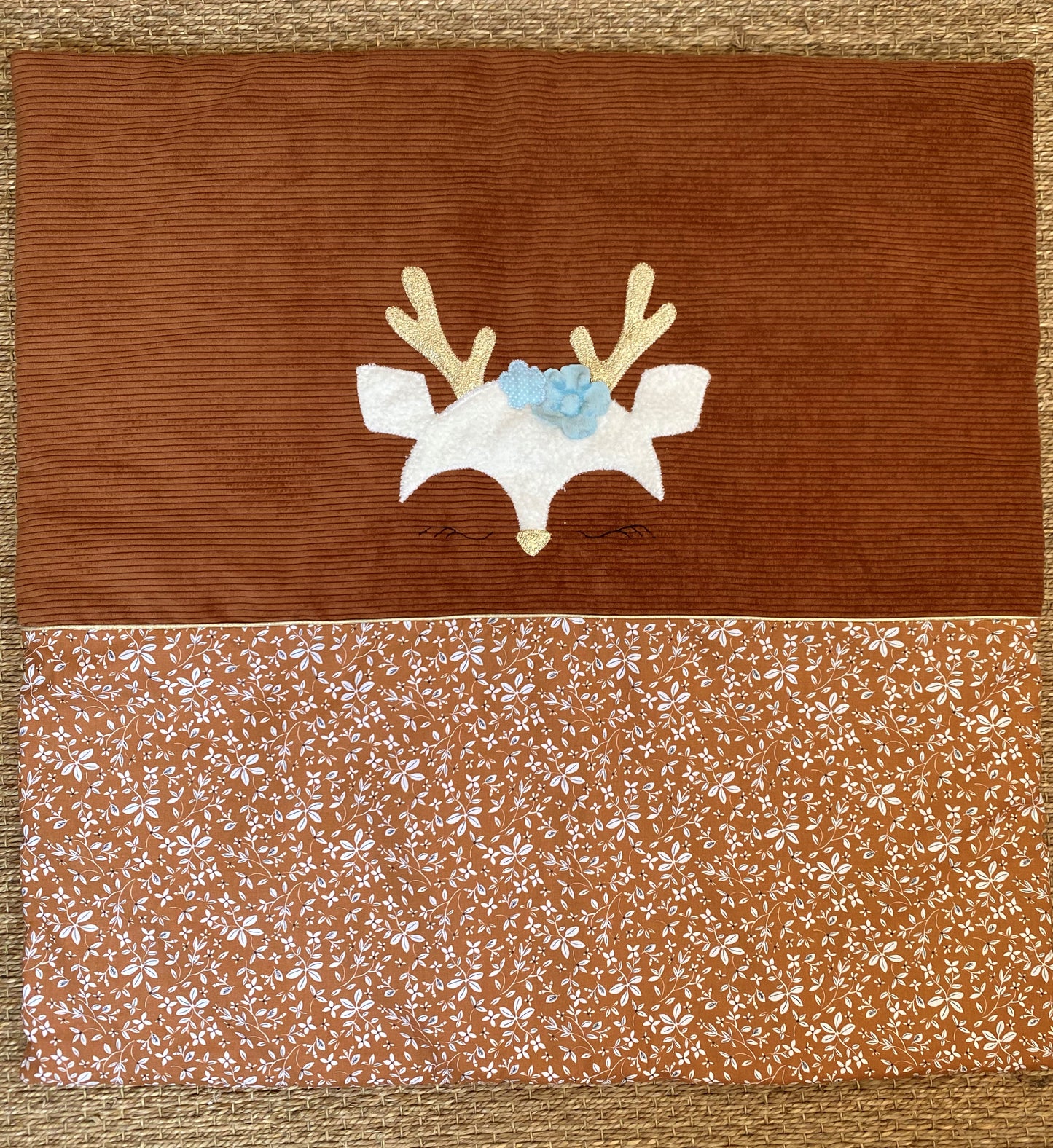 couverture bébé fait main petit cerf pour poussette noisette et marron vue complète