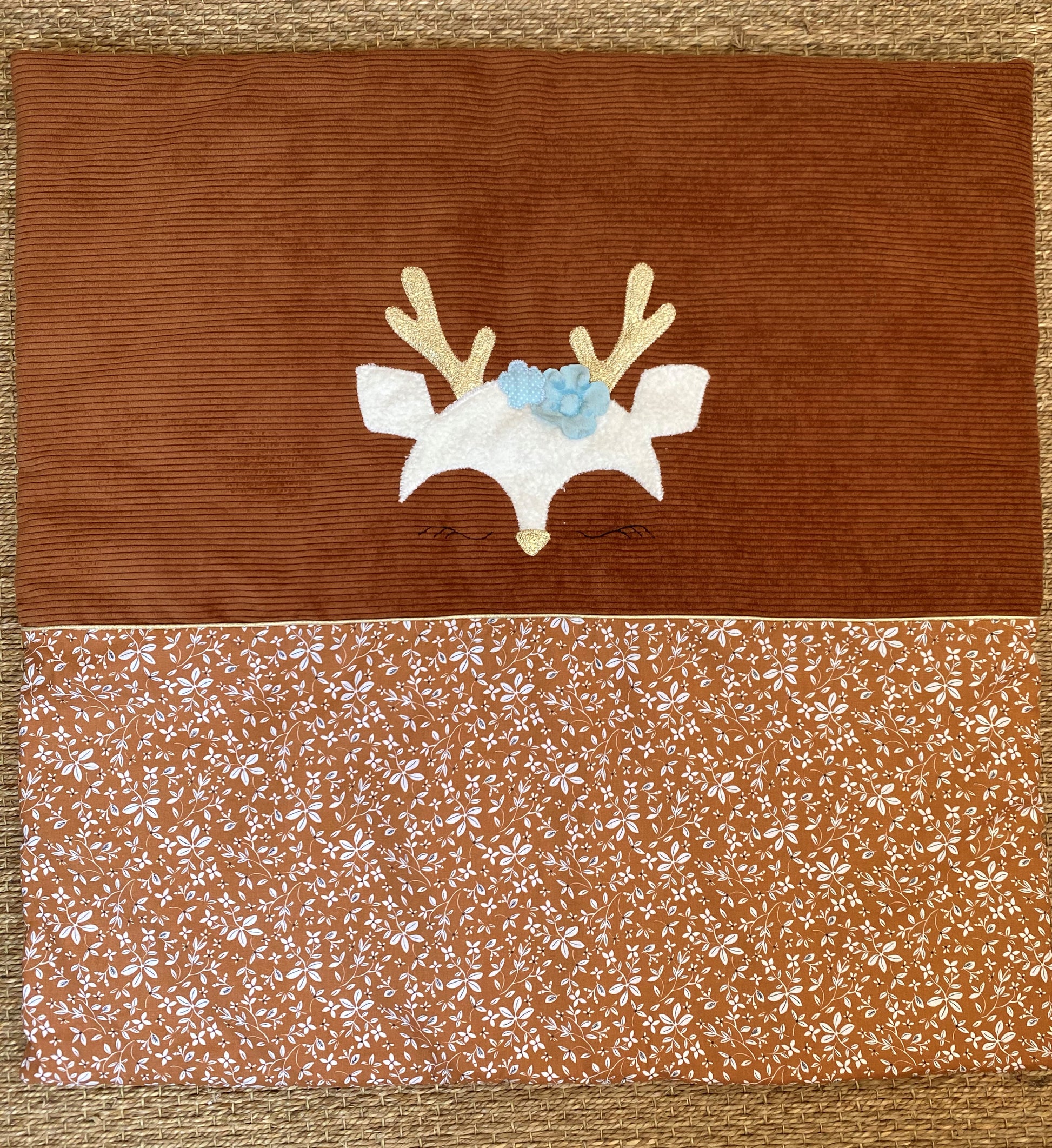 couverture bébé fait main petit cerf pour poussette noisette et marron vue complète