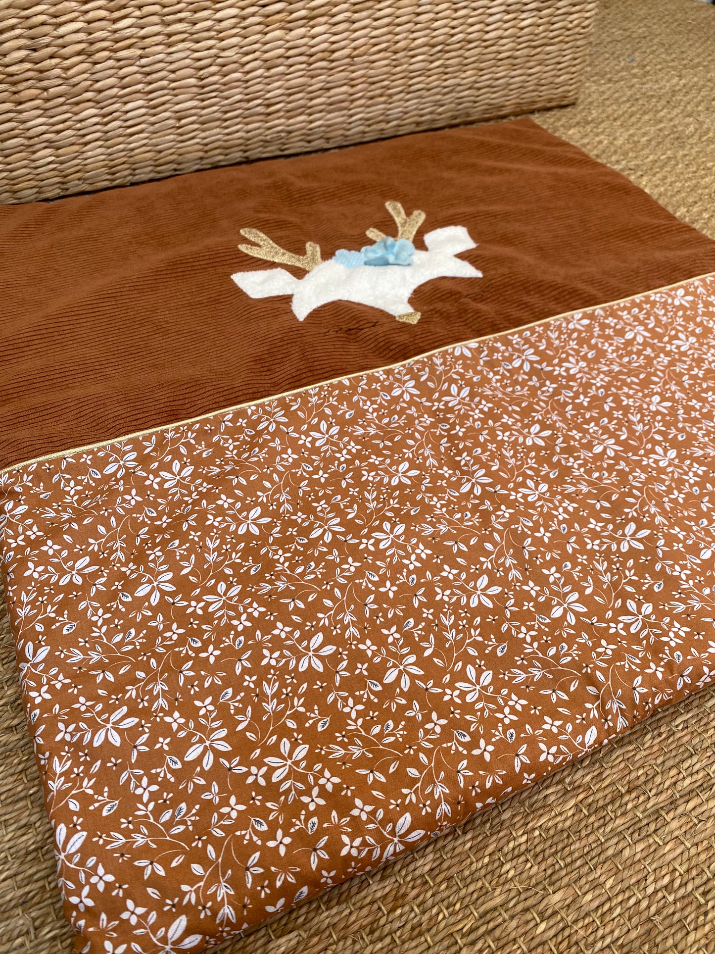 couverture bébé fait main petit cerf pour poussette noisette et marron vue ouverte