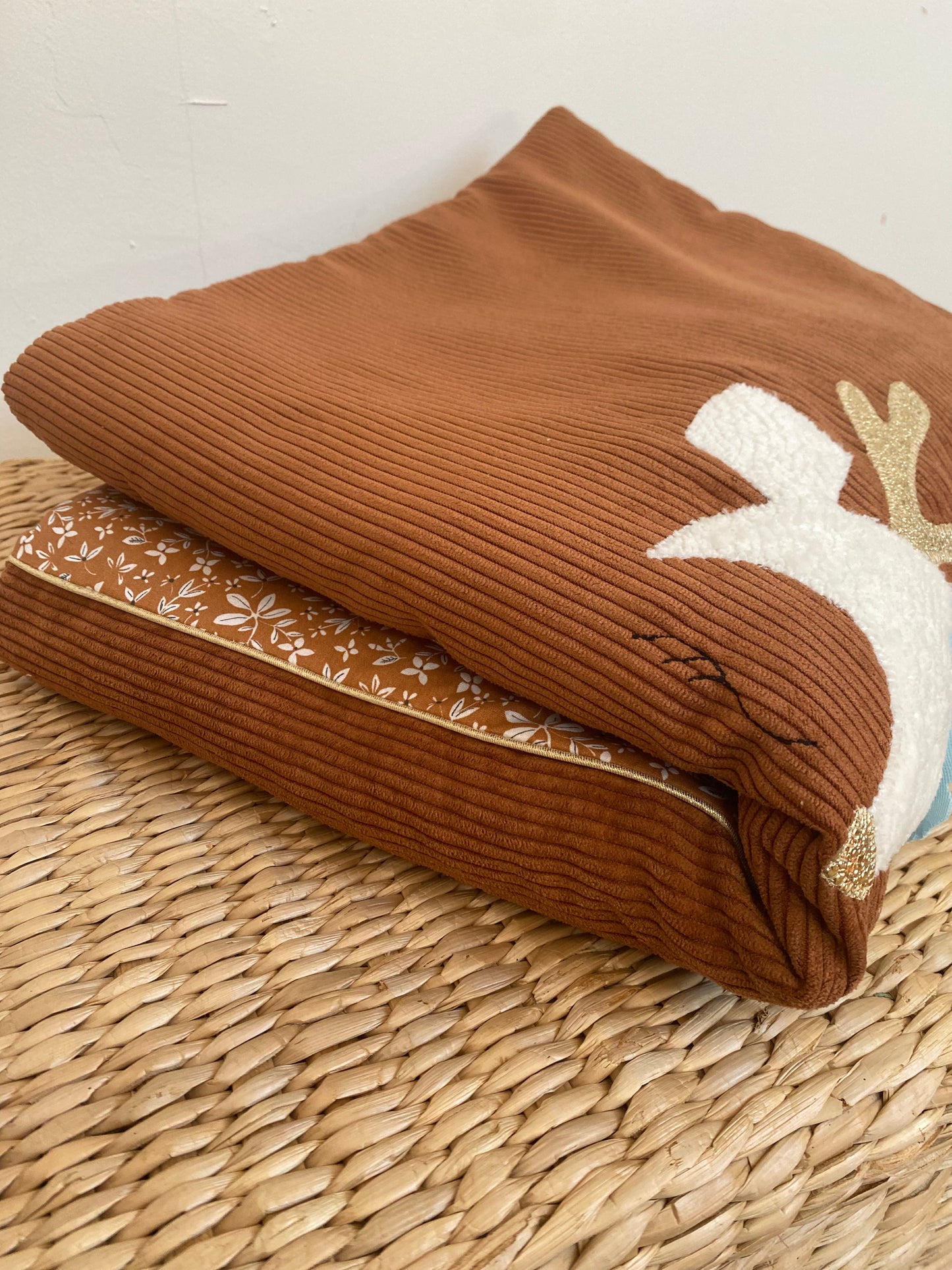 couverture bébé fait main petit cerf pour poussette noisette et marron vue pliée