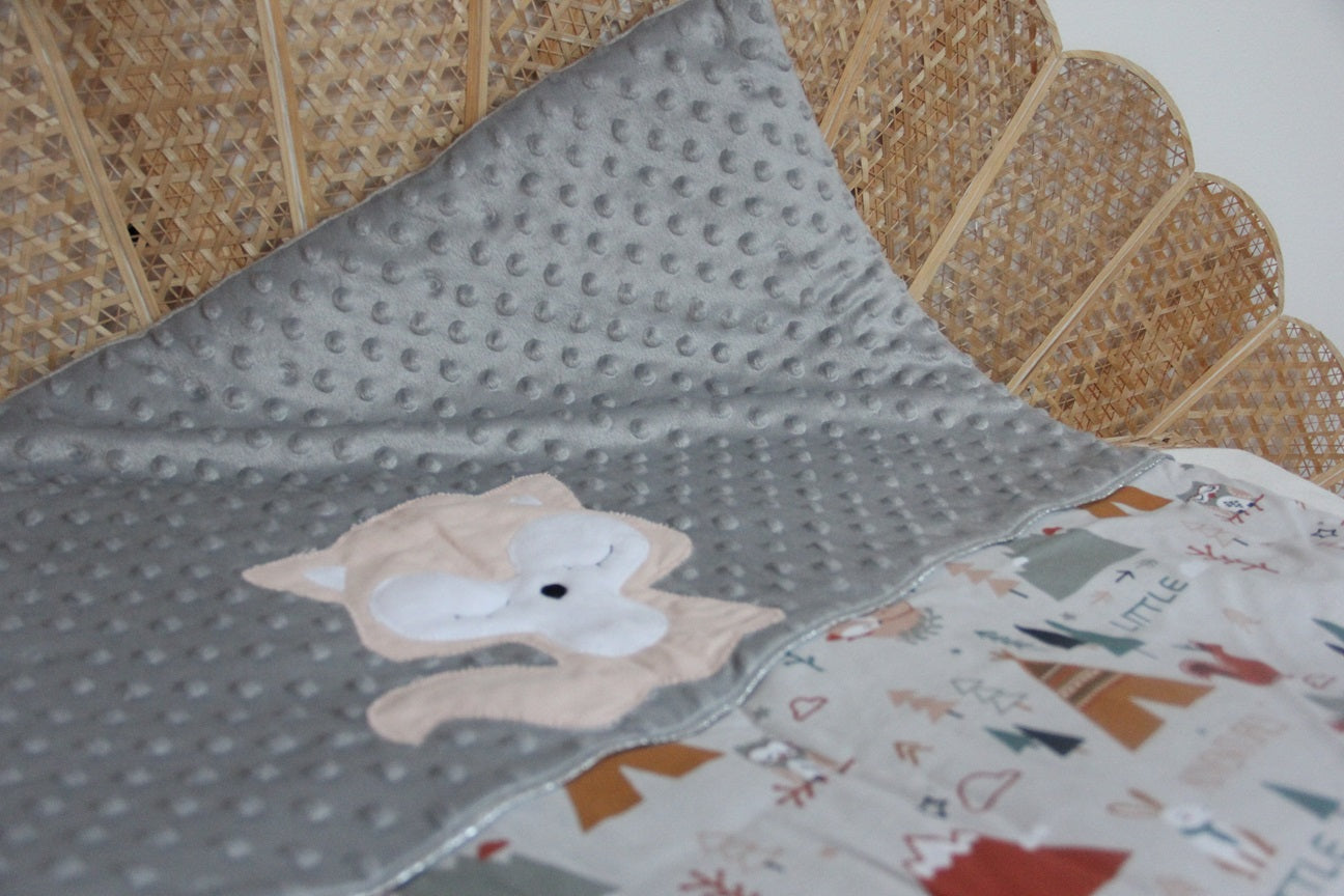 couverture bébé fait main pour poussette renard gris rose vue detail  
