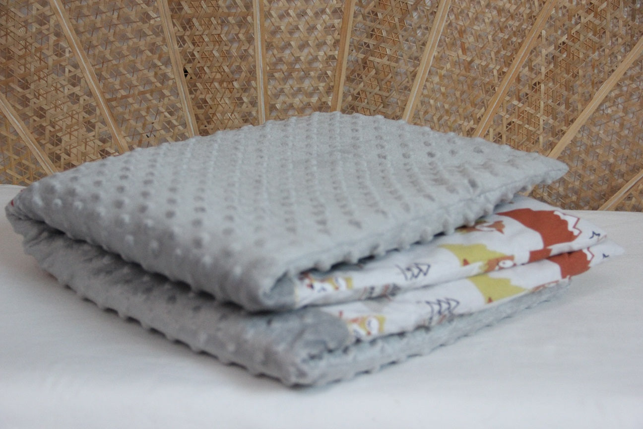 couverture bébé fait main renard pour poussette marron et gris vue pliée