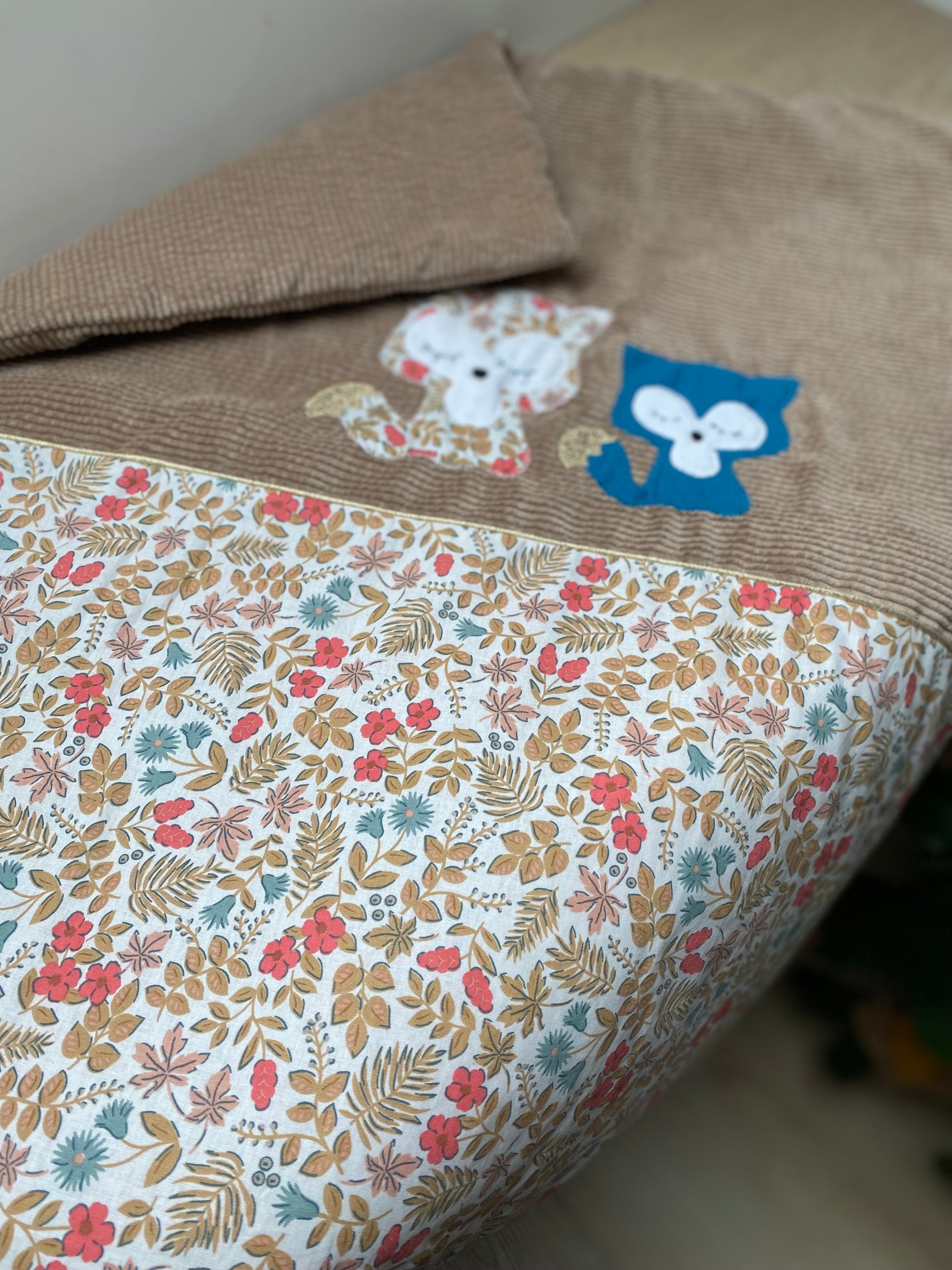 couverture bébé fait main renard pour poussette marron et liberty vue ensemble