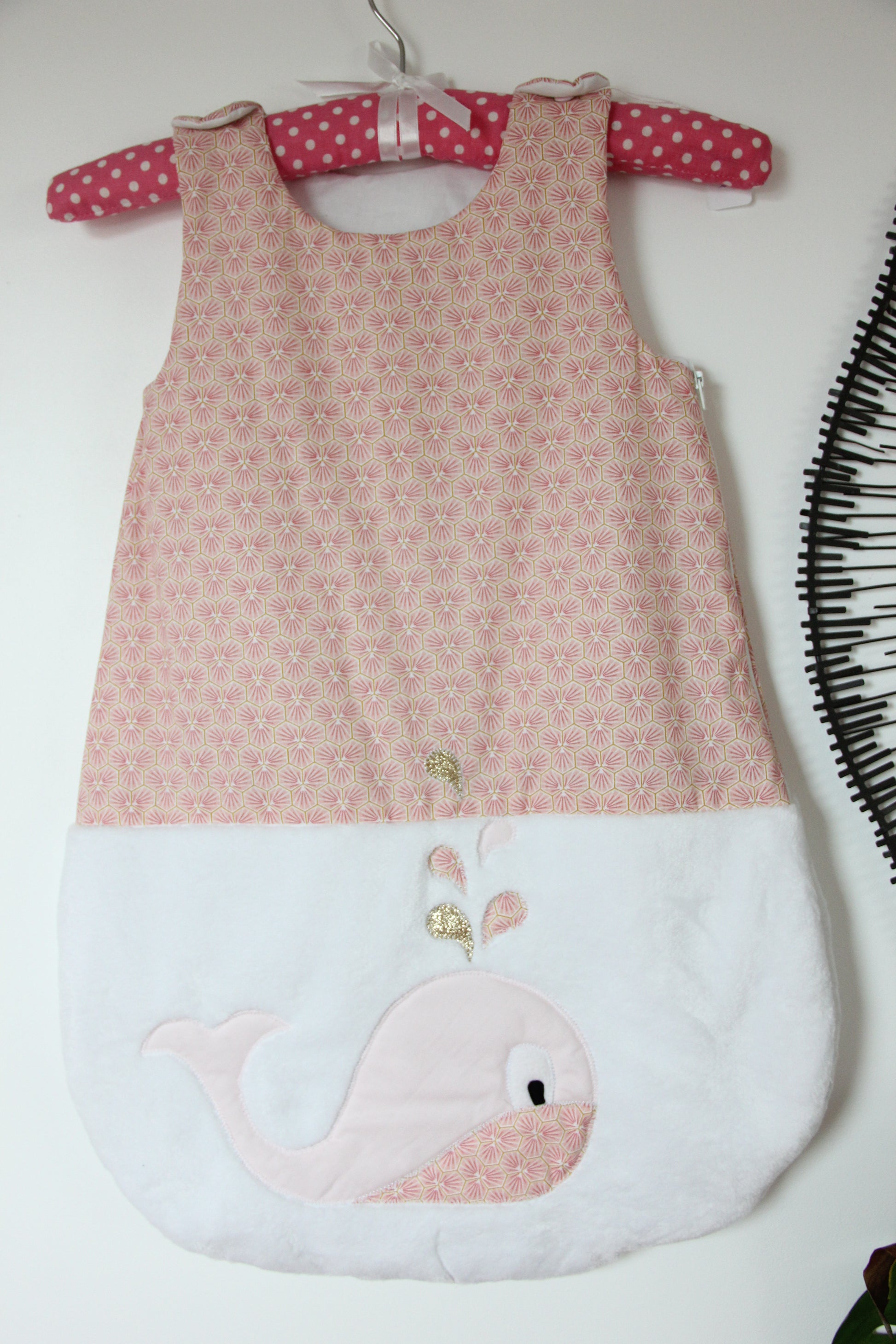 Gigoteuse 0-6M Mi saison - fait main – motif baleine - rose/blanc | Fabrication française