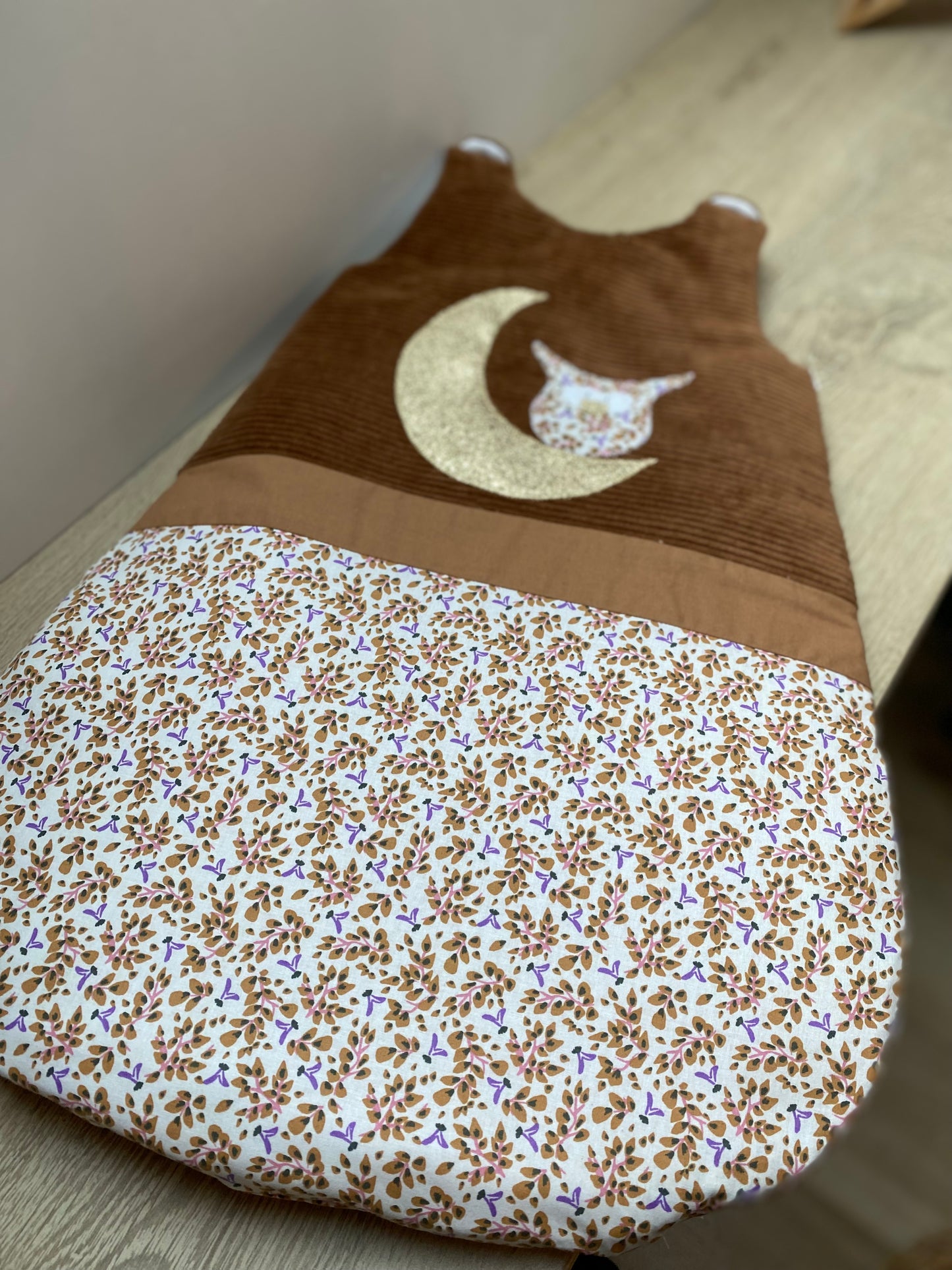 gigoteuse 0-6M hiver bébé fait main thème hiboux tons marron et liberty parme vue2