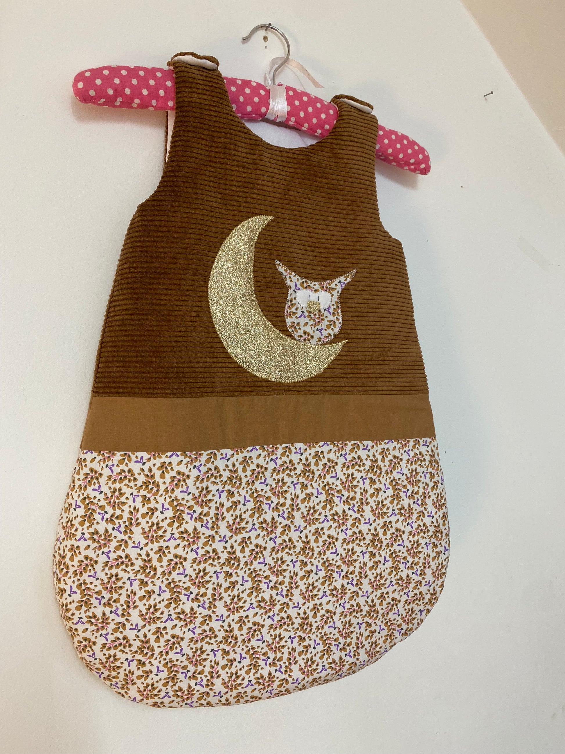 gigoteuse 0-6M hiver bébé fait main thème hiboux tons marron et liberty parme vue3