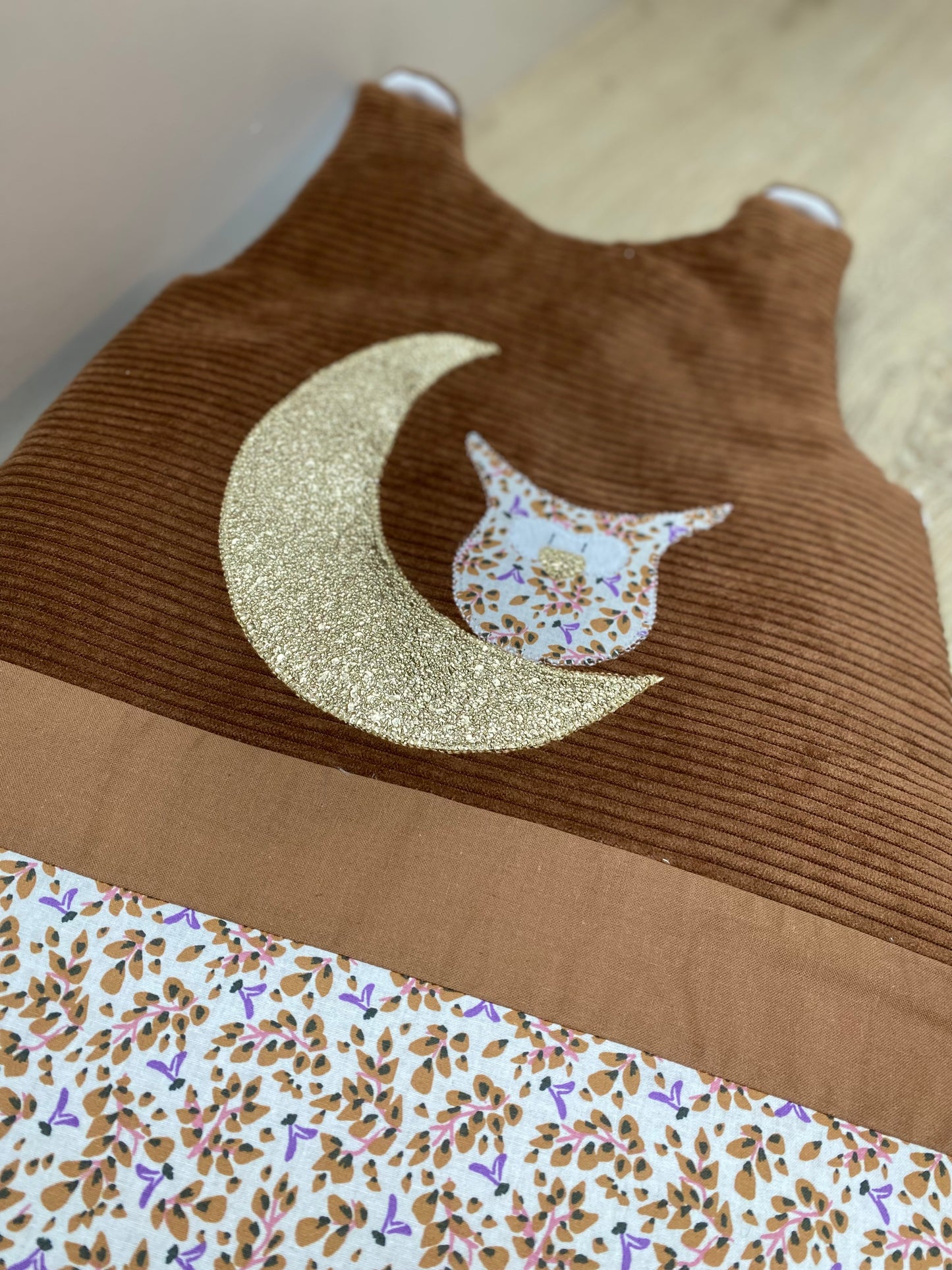 gigoteuse 0-6M hiver bébé fait main thème hiboux tons marron et liberty parme 