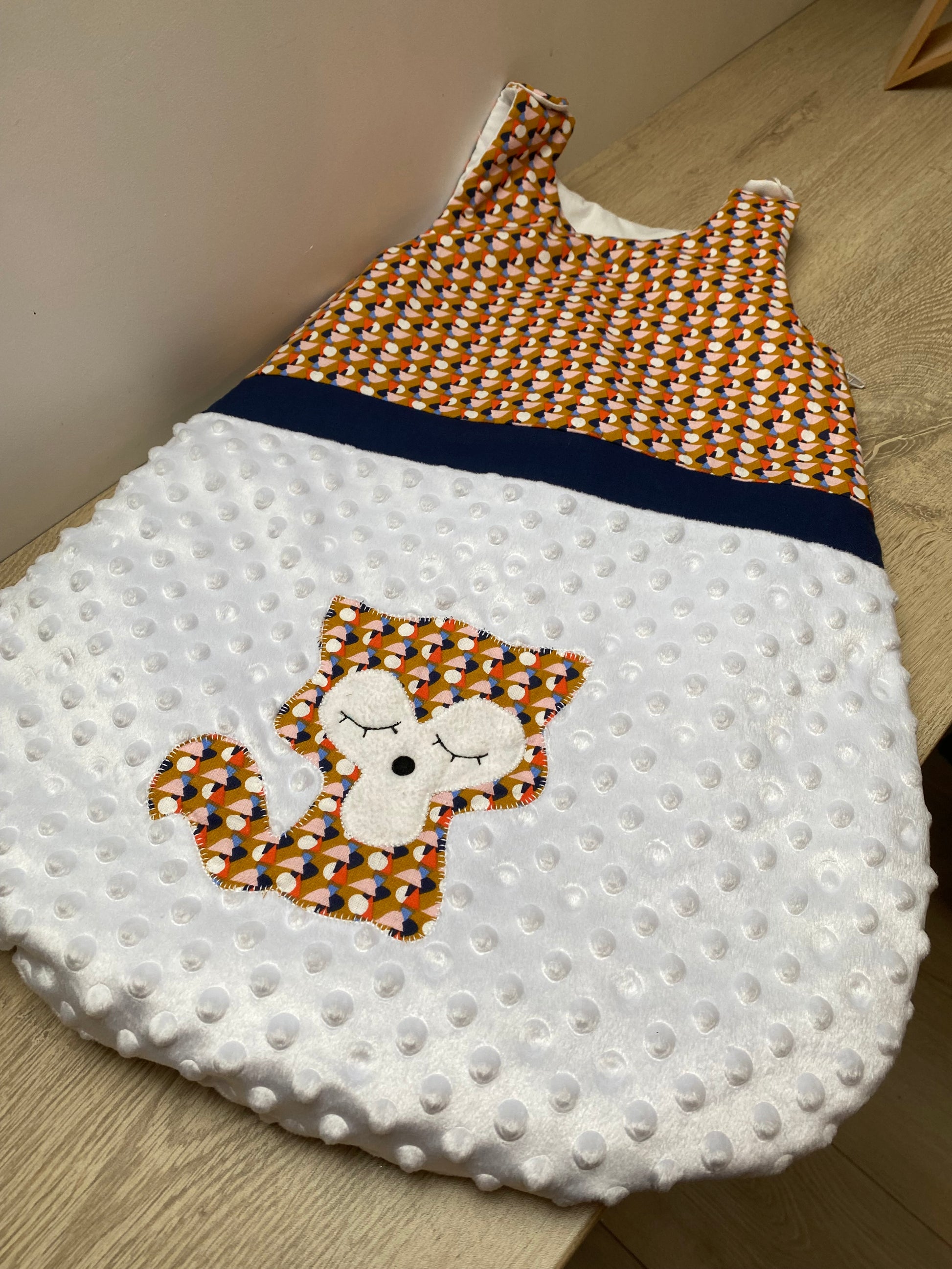 gigoteuse 0-6M bébé fait main thème renard tons moutarde et bleu vue1