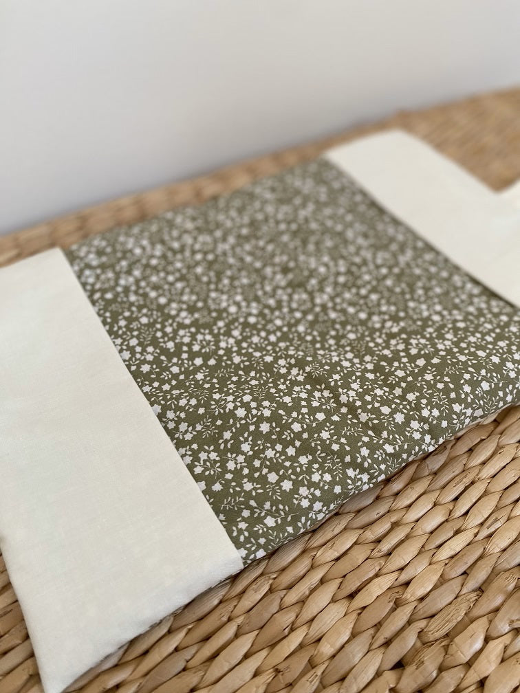 intérieur protège carnet de santé bébé fait main thème cerf tons vert sauge et blanc
