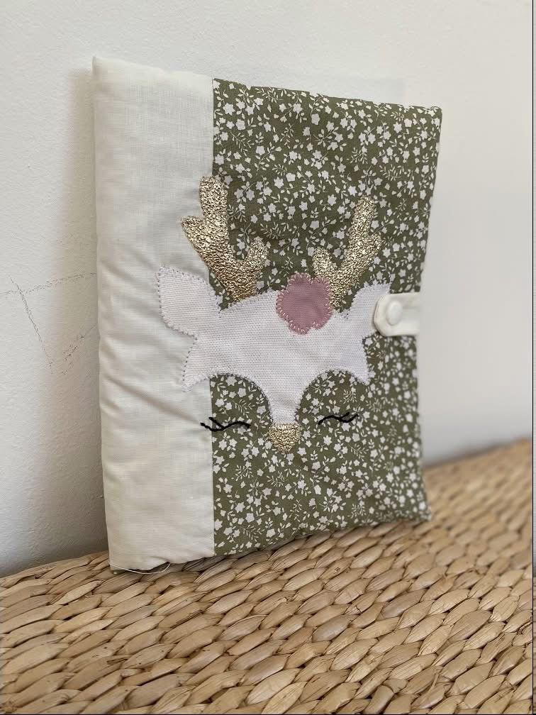 vue2 protège carnet de santé bébé fait main thème cerf tons vert sauge et blanc