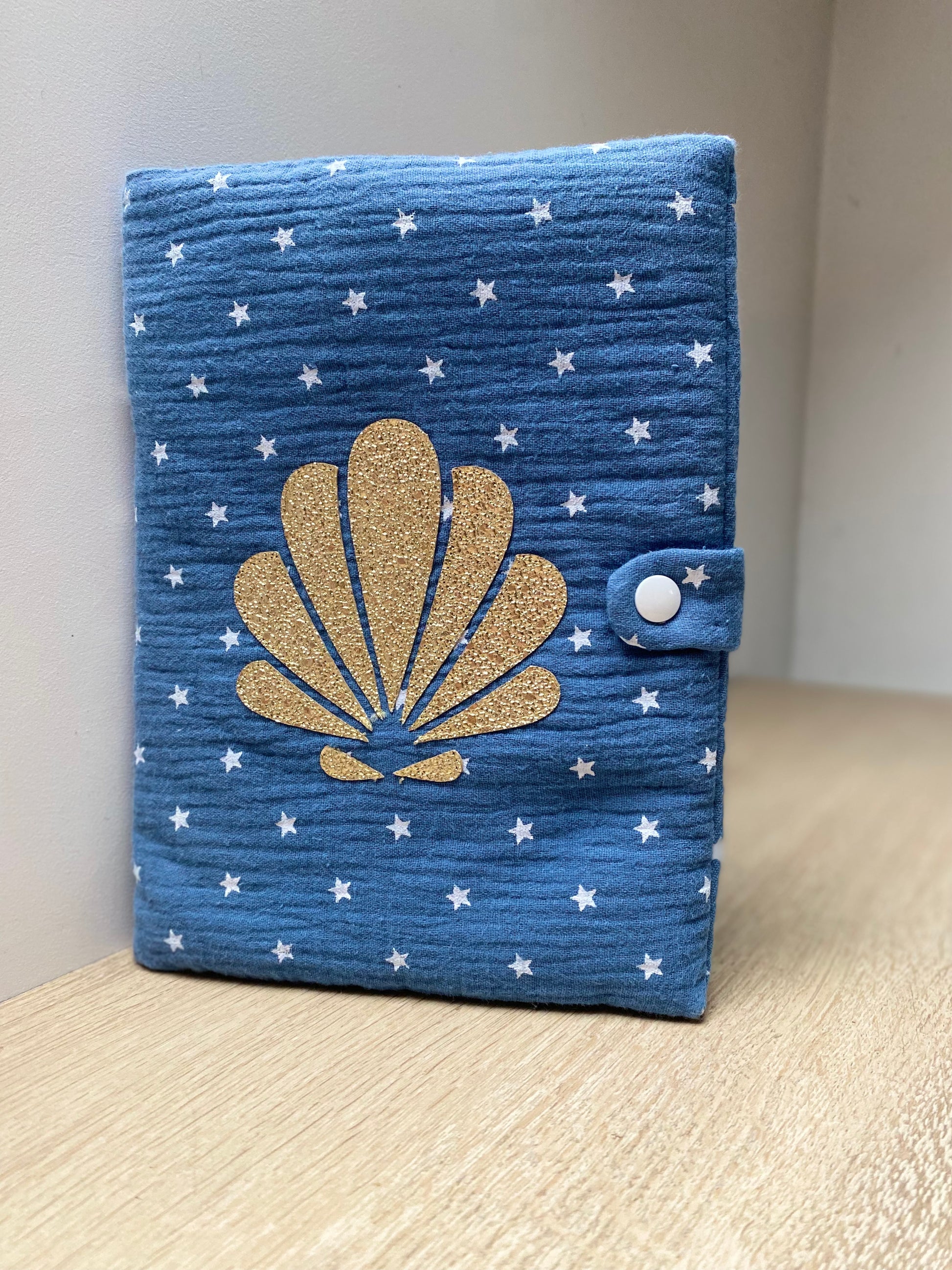 protège carnet de santé bébé fait main thème coquillage tons bleu denim