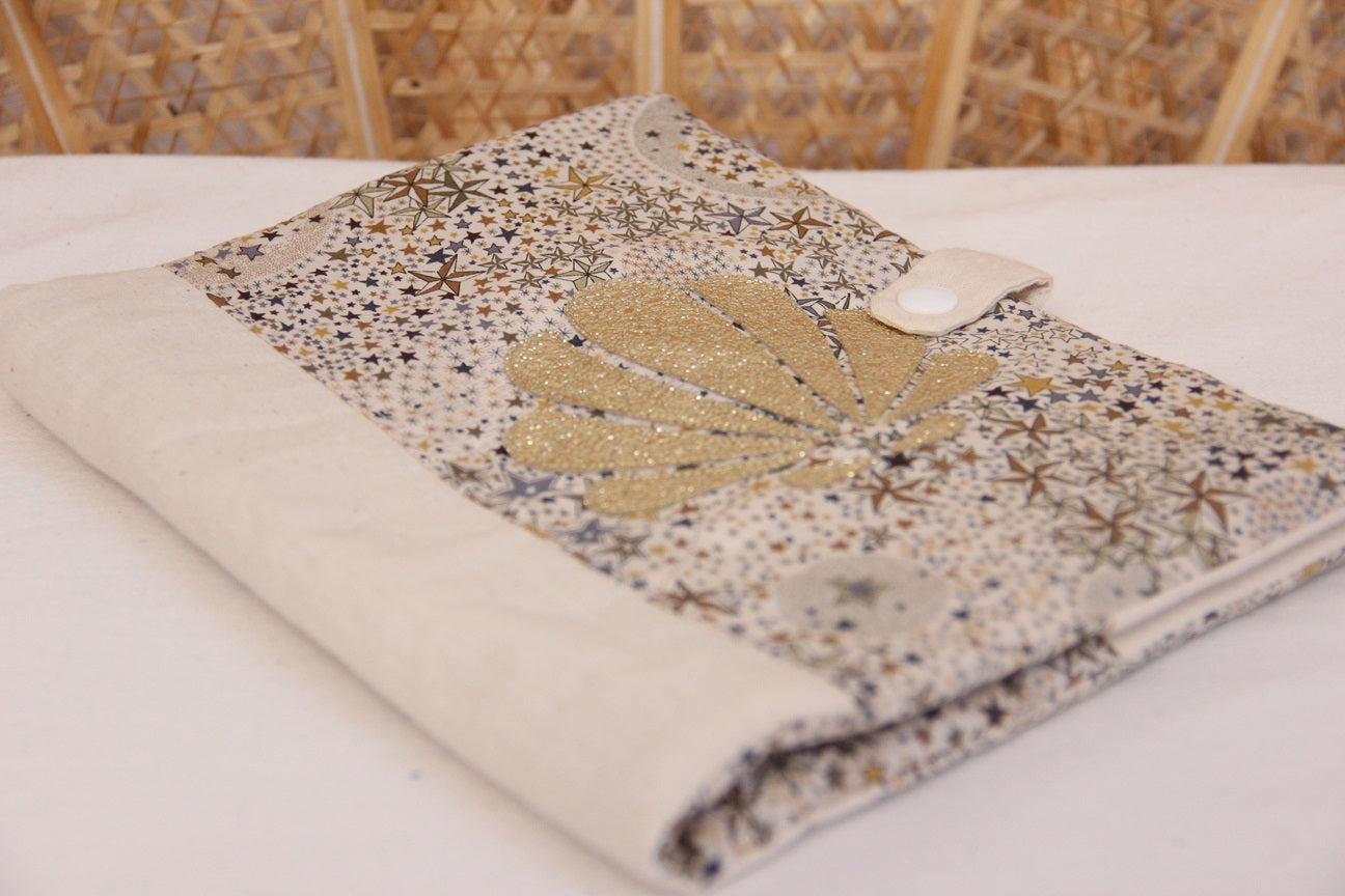 protège carnet de santé bébé fait main thème coquillage tons taupe liberty vue 2