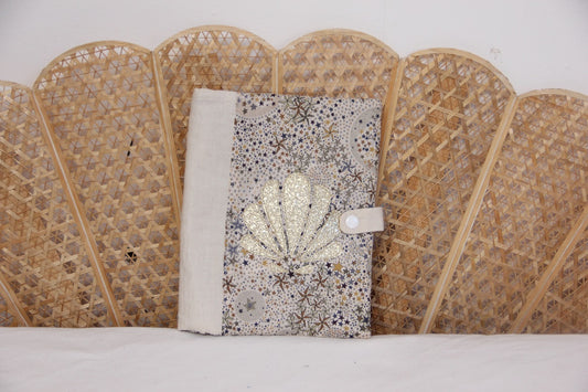 protège carnet de santé bébé fait main thème coquillage tons taupe liberty