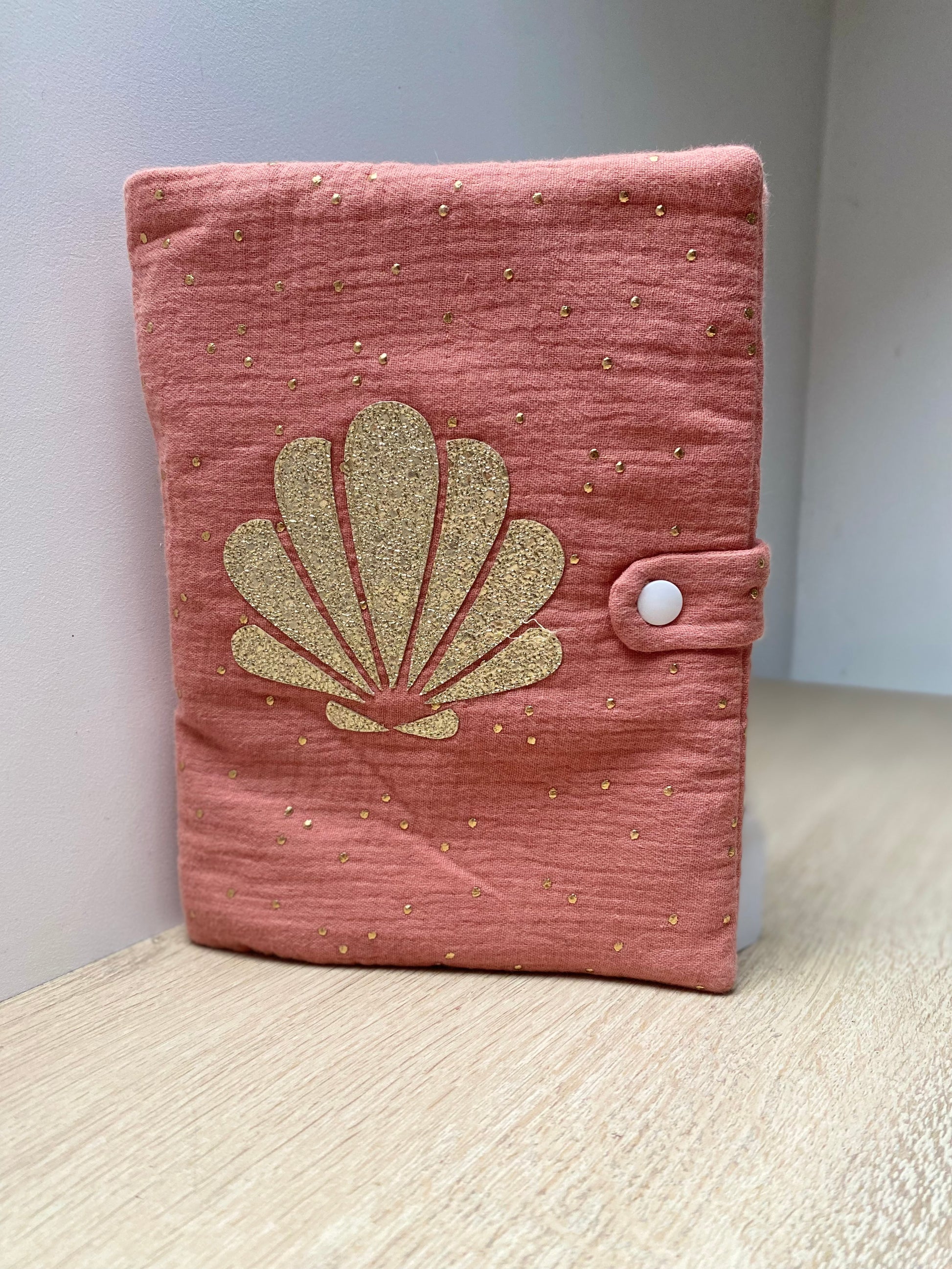 protège carnet de santé bébé fait main thème coquillage tons terracotta