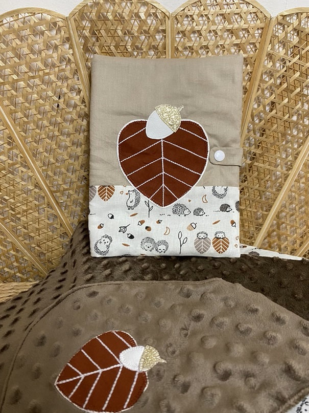 protège carnet de santé bébé fait main thème feuille tons taupe marron et blanc vue collection